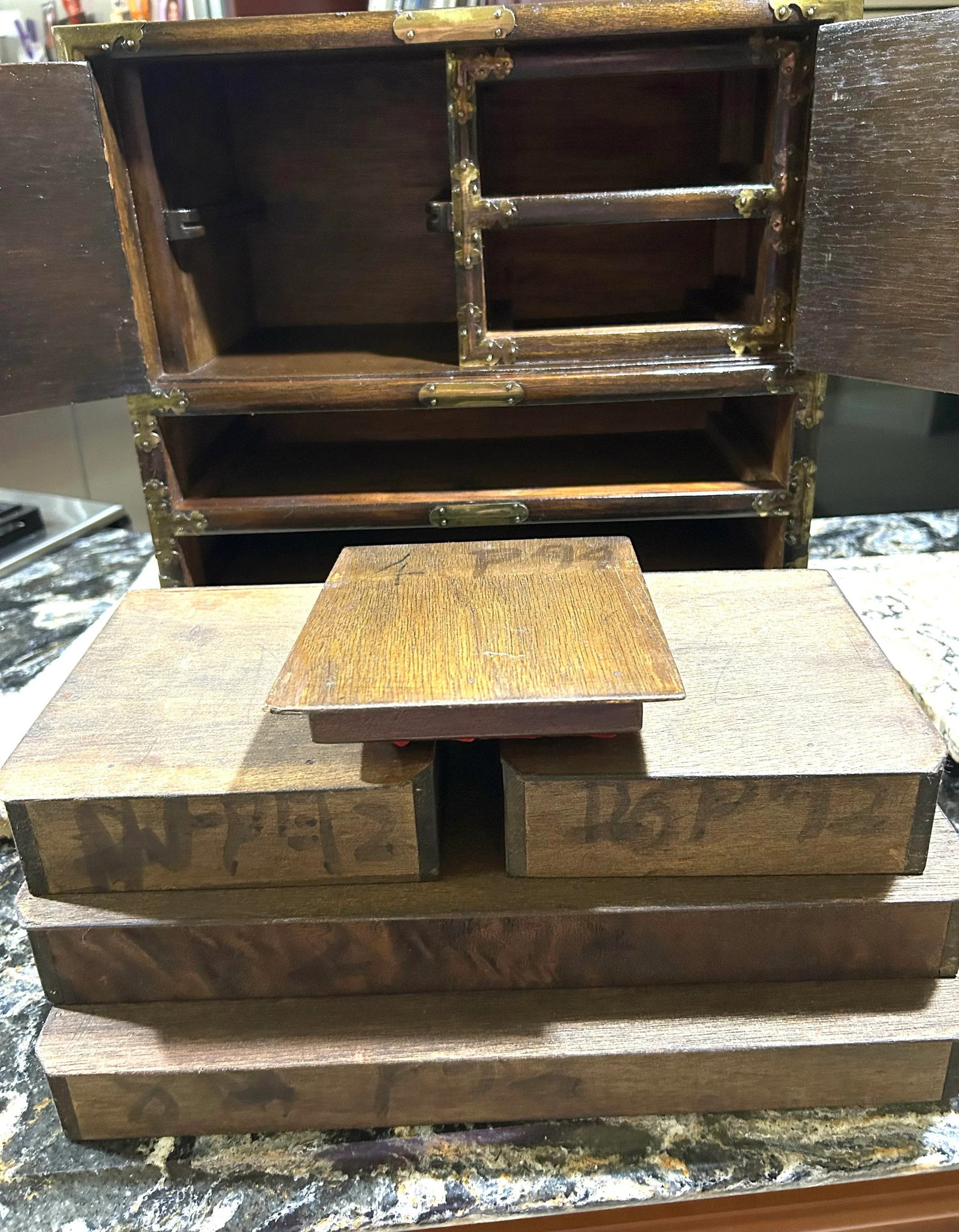 1970s Korean, Tansu-Style, Jewelry Chest Made of Elmwood and Decorated With Brass Hardware - 7