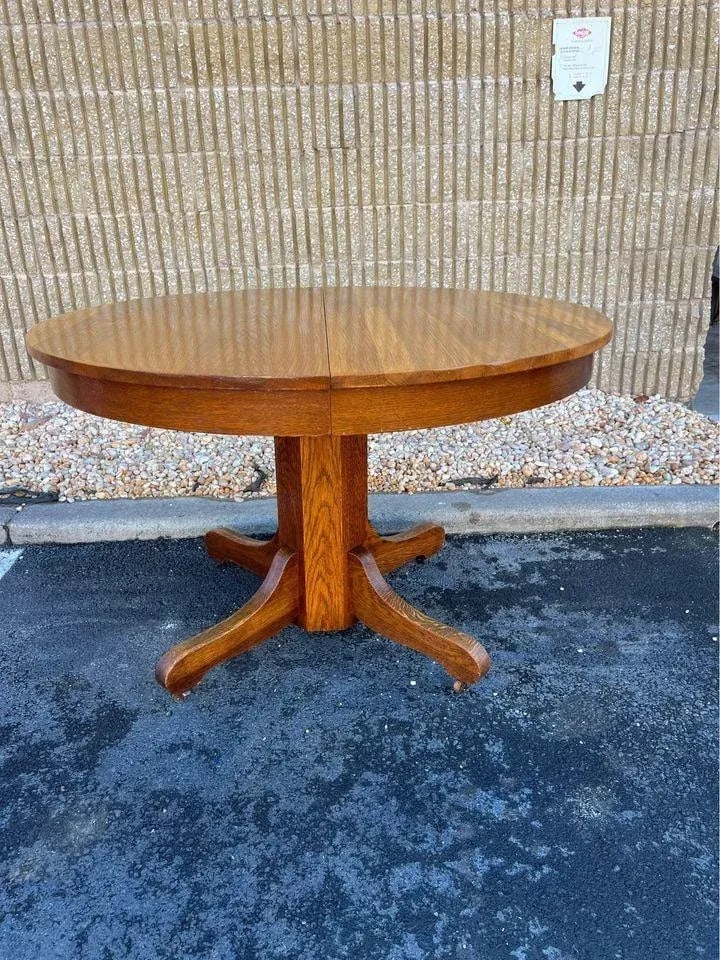 Antique Oak Mission Style Pedestal Round Dining Table With Leaf. - 7