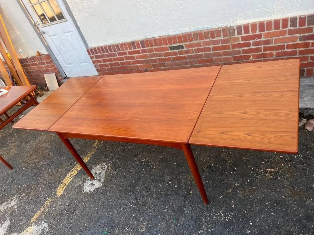 Mid Century Danish Teak Pull Out Dining Table. In the Manner of Ib Kofod Larsen. (1960s) - 4