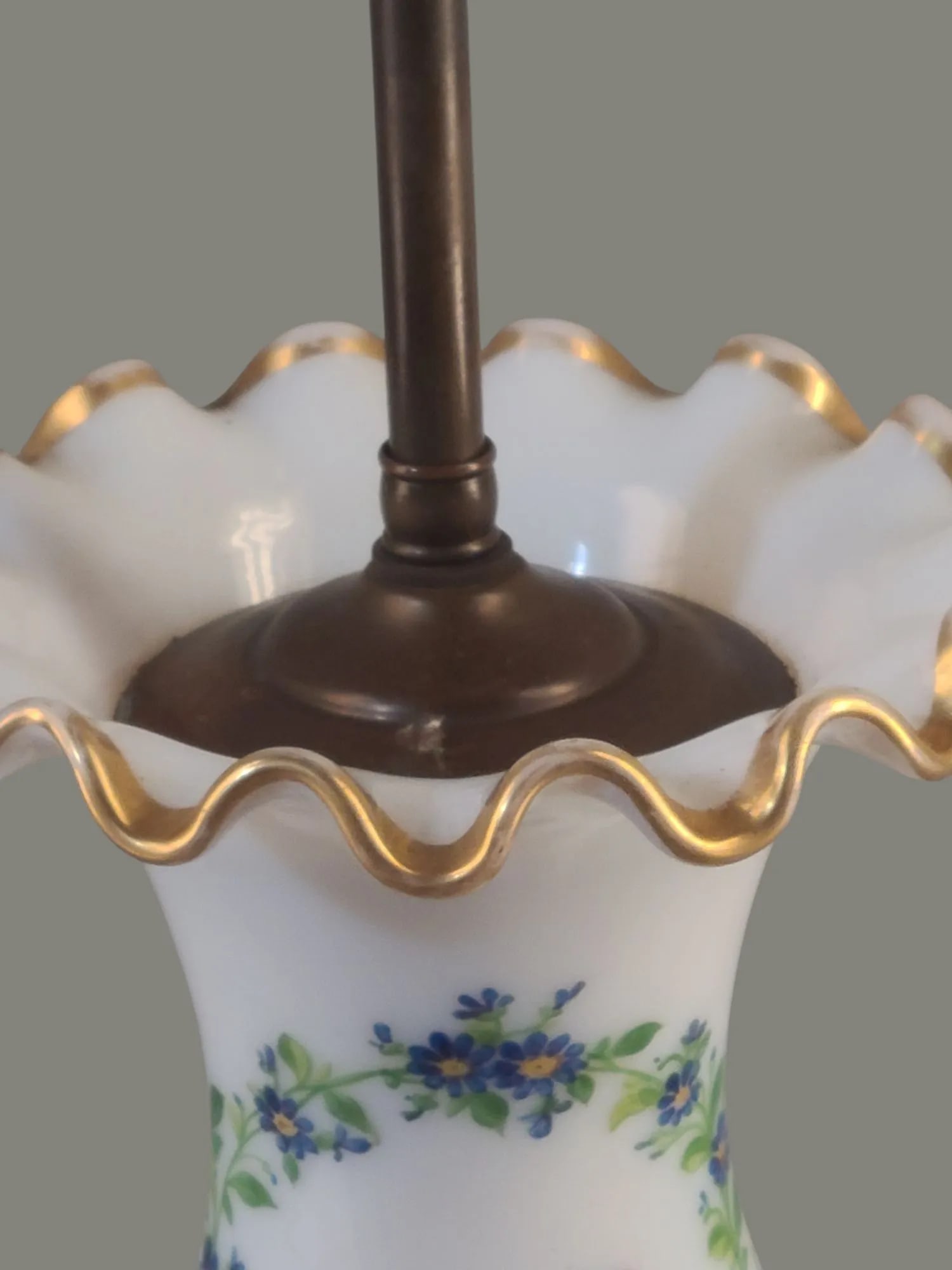 Vintage Hand Painted Romantic Roses Pansies Opaline Fenton Glass Ruffled Top Table Lamp - 3
