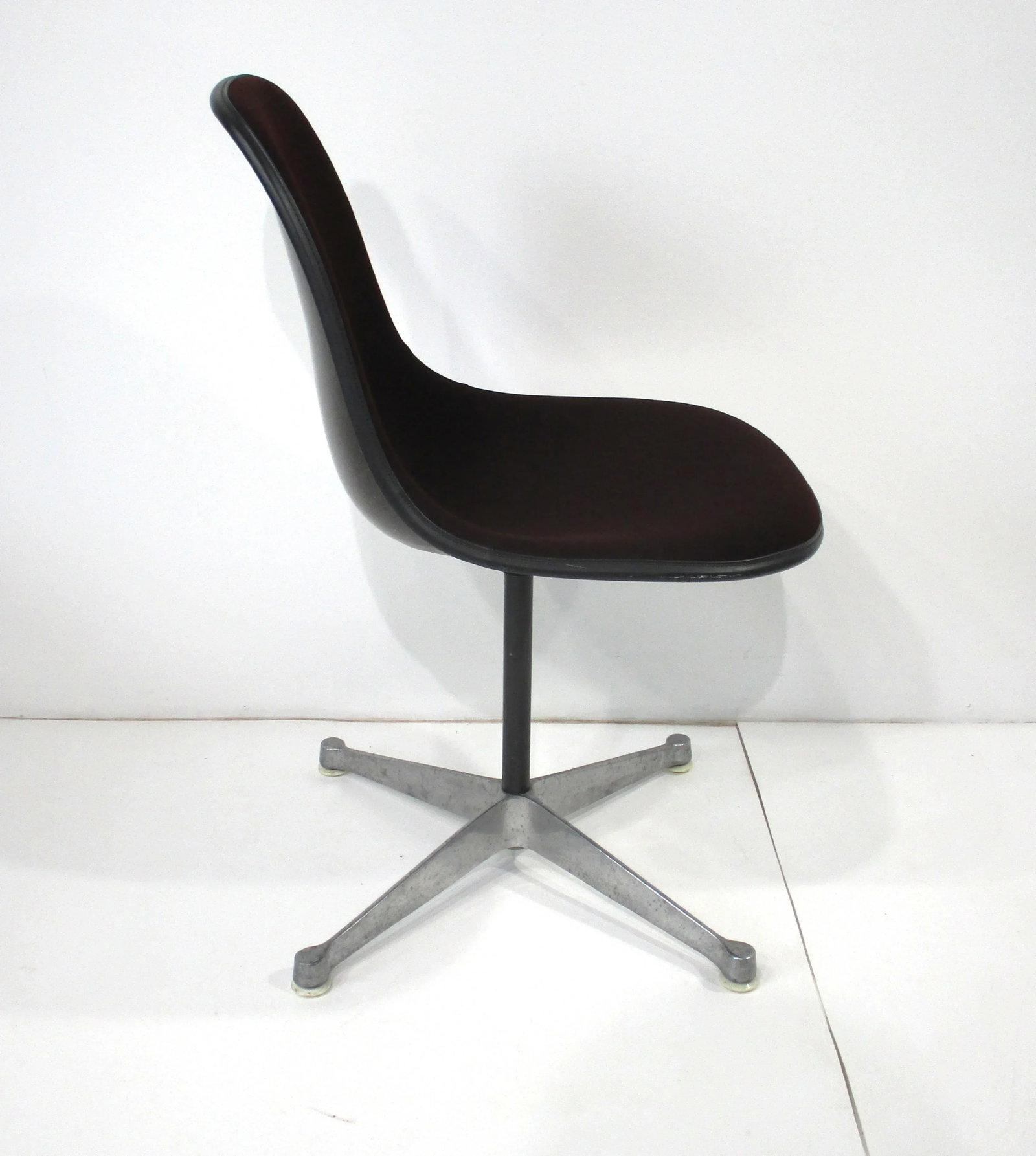 6 Eames Aluminum Group Swiveling Dining Chairs for Herman Miller - 4