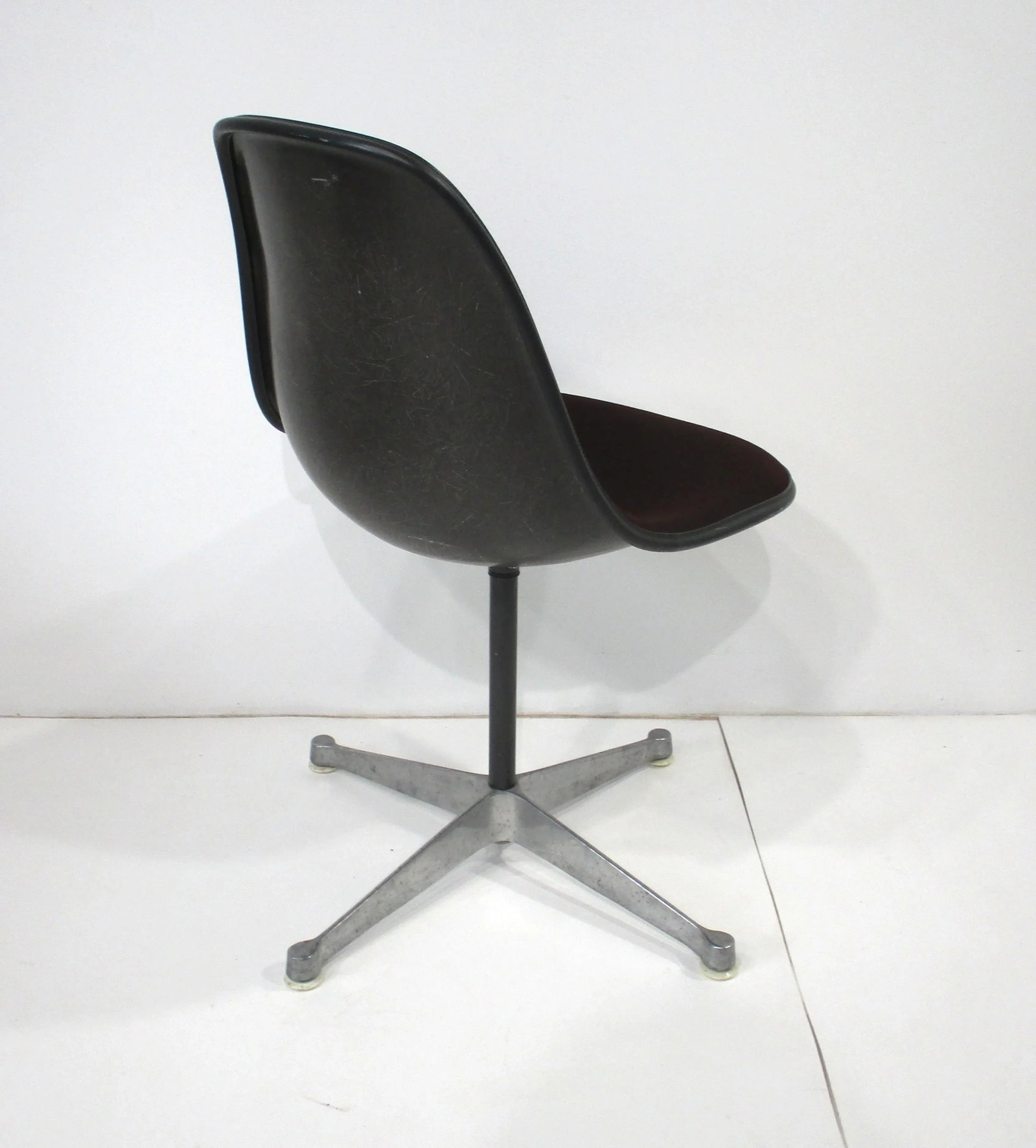 6 Eames Aluminum Group Swiveling Dining Chairs for Herman Miller - 5