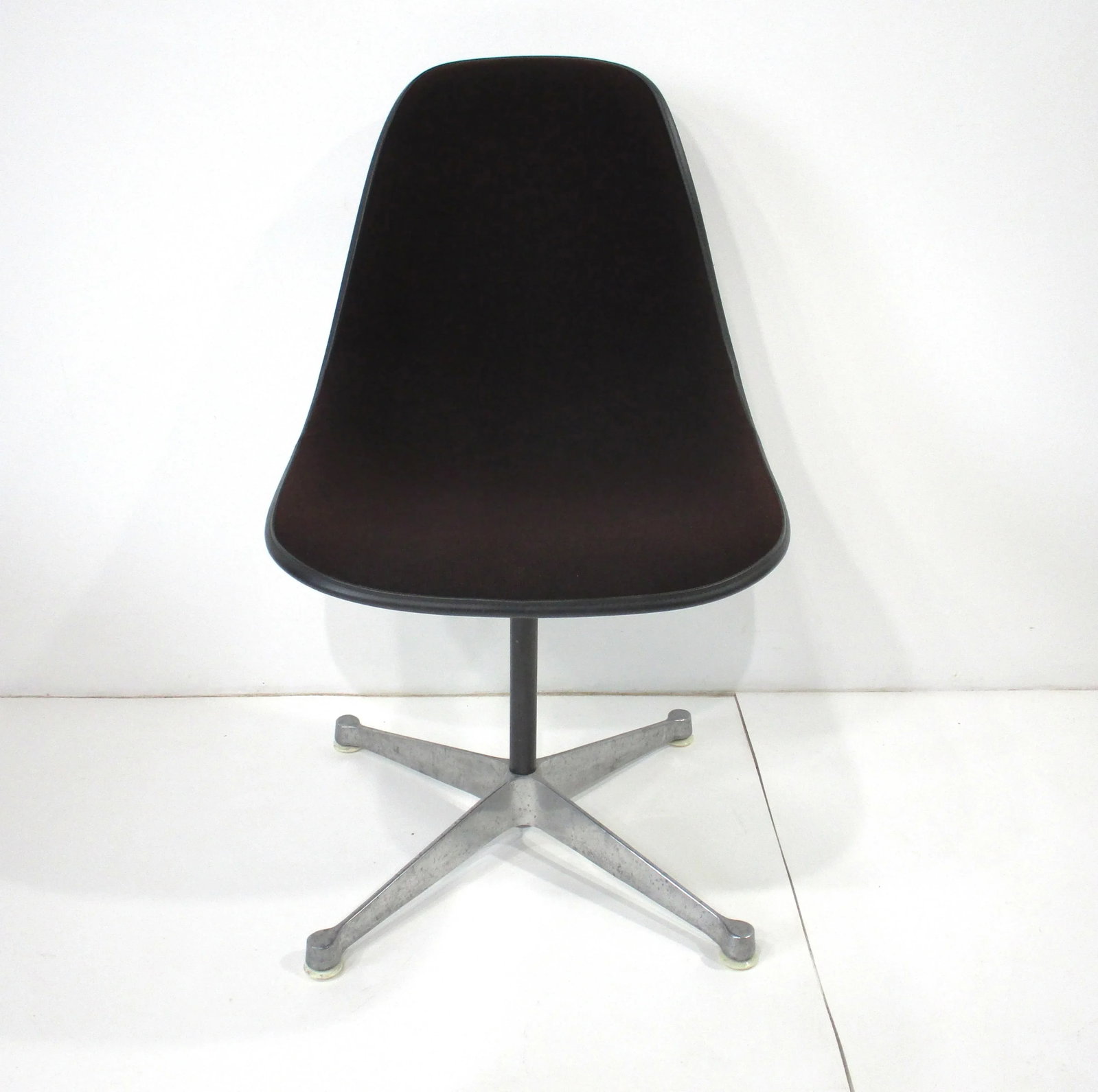 6 Eames Aluminum Group Swiveling Dining Chairs for Herman Miller - 6