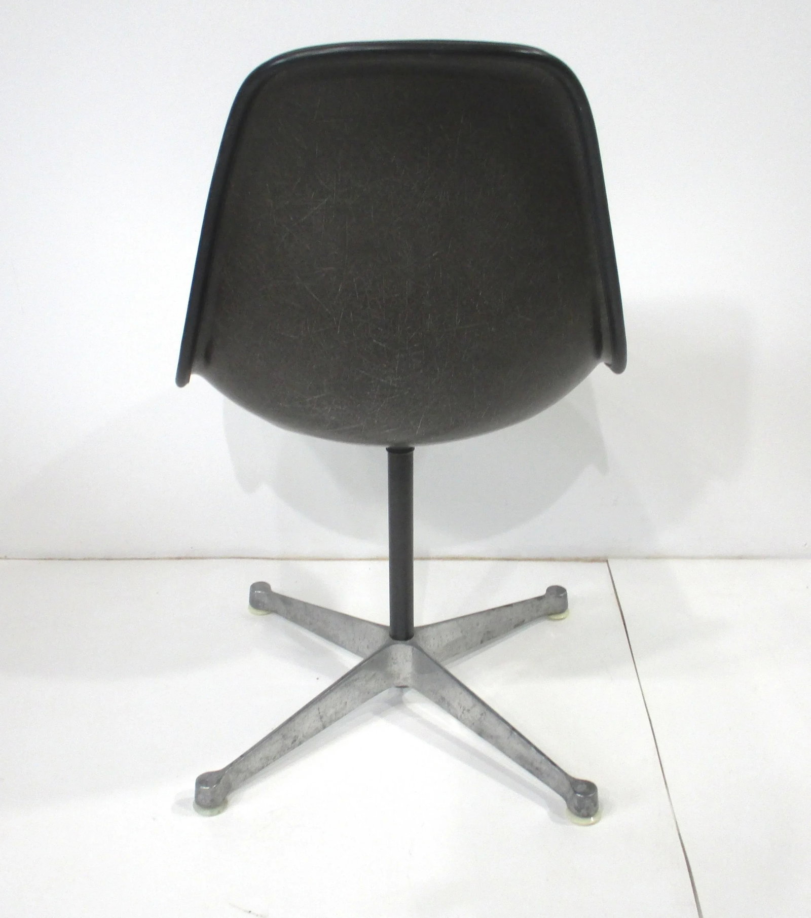 6 Eames Aluminum Group Swiveling Dining Chairs for Herman Miller - 7