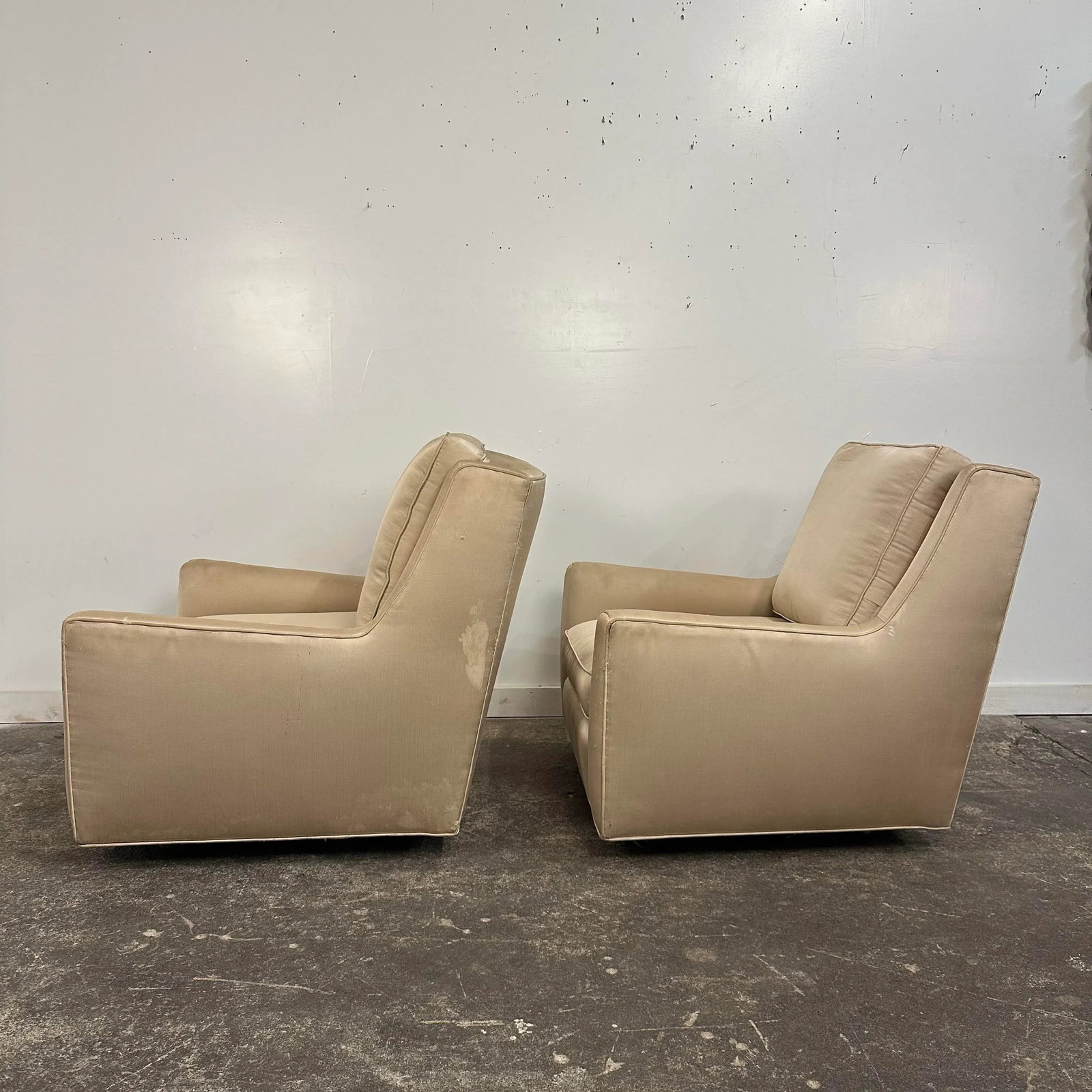 Pair of Milo Baughman Lounge Chairs on Casters - 2