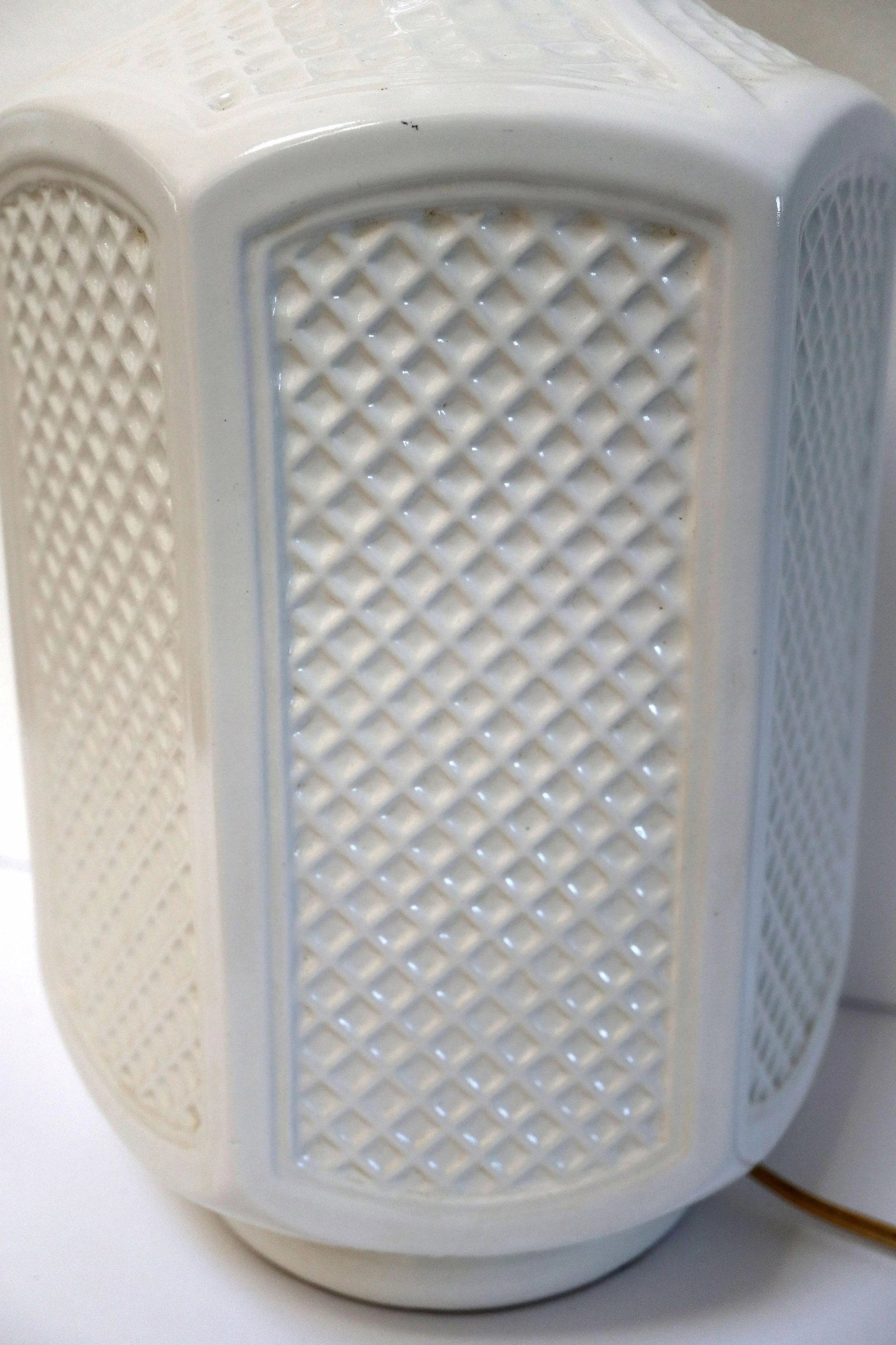 Vintage White Hexagonal Ceramic Geometric Raised Relief Table Lamp - 6