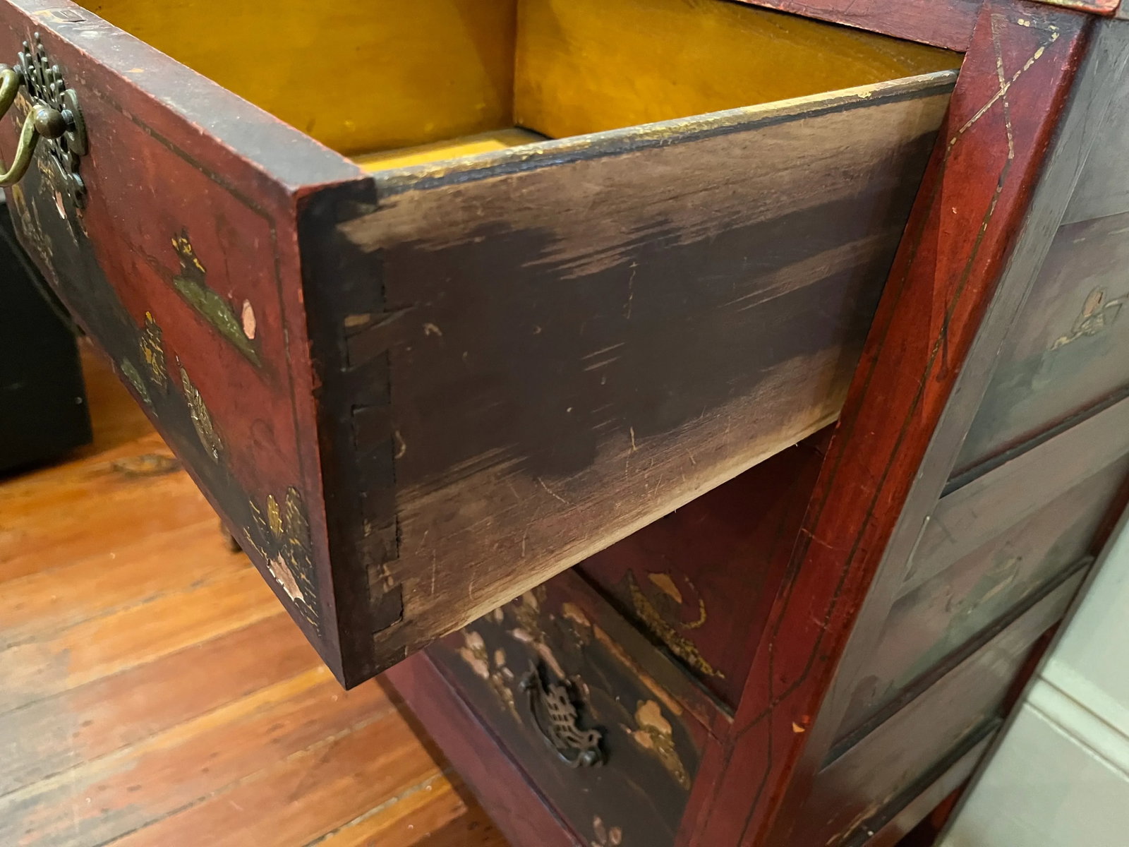 Chinoiserie Decorated Chest of Drawers - 7