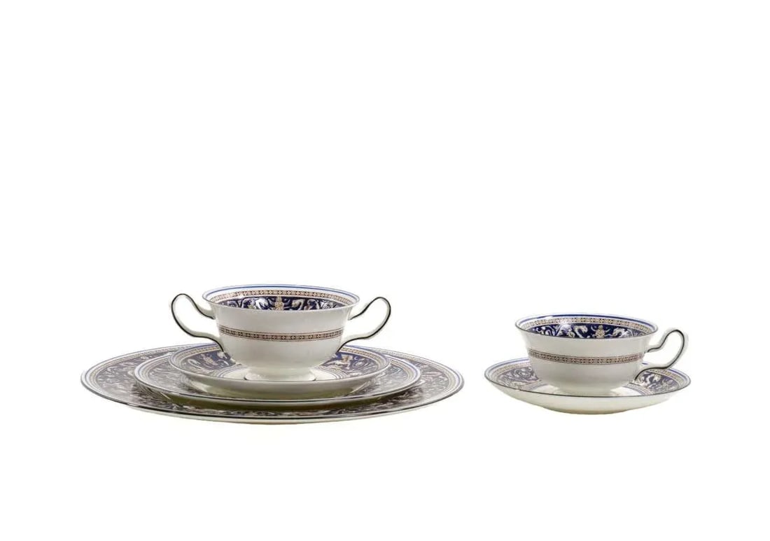 Wedgwood Porcelain Dinner Service for Twelve People - 3