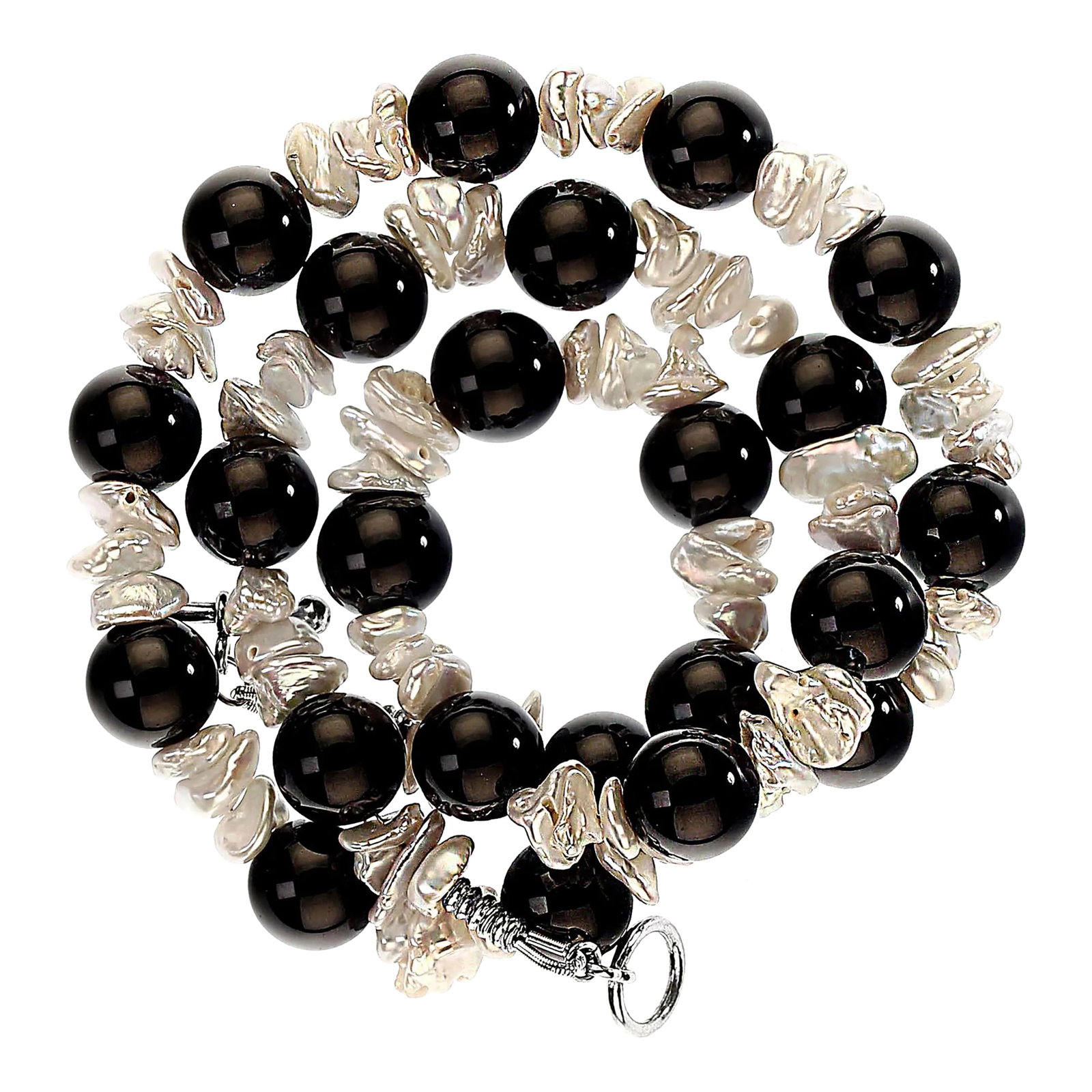 Gray Iridescent Biwa Pearl and Black Onyx Necklace: This is part of Chairish's Fine Jewelry assortment. 20-Inch Gray Iridescent Biwa Pearl and Black Onyx Necklace with Silver Toggle Clasp Elevate your jewelry collection with this sophisticated 20-inch