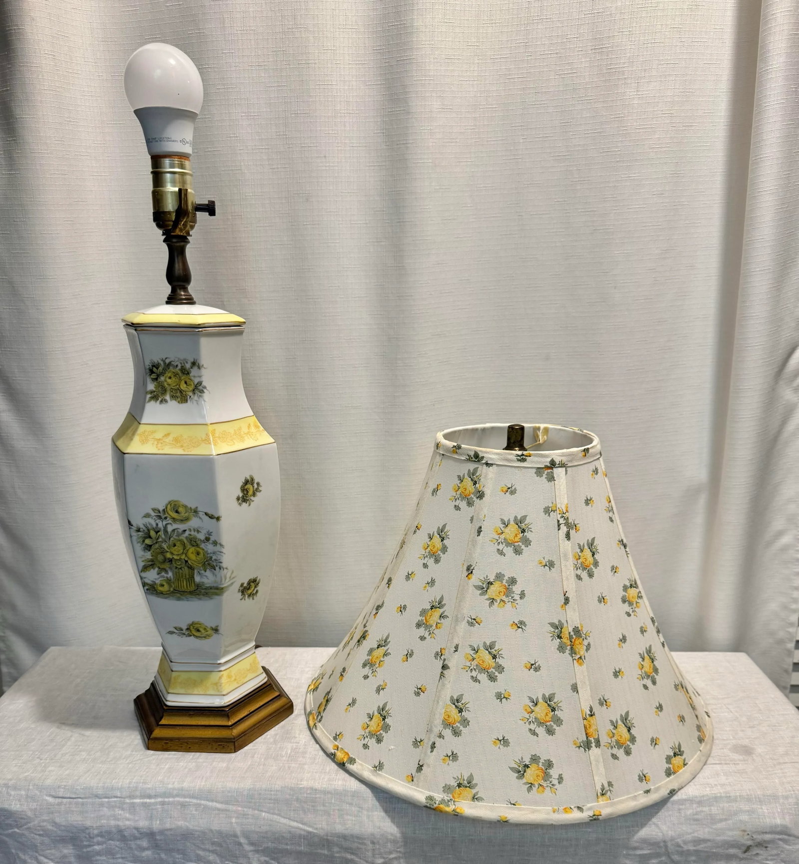 Vintage Chinoiserie Dorothy Draper Style Porcelain Urn Shape Table Lamp With Yellow Roses & Shade - 3