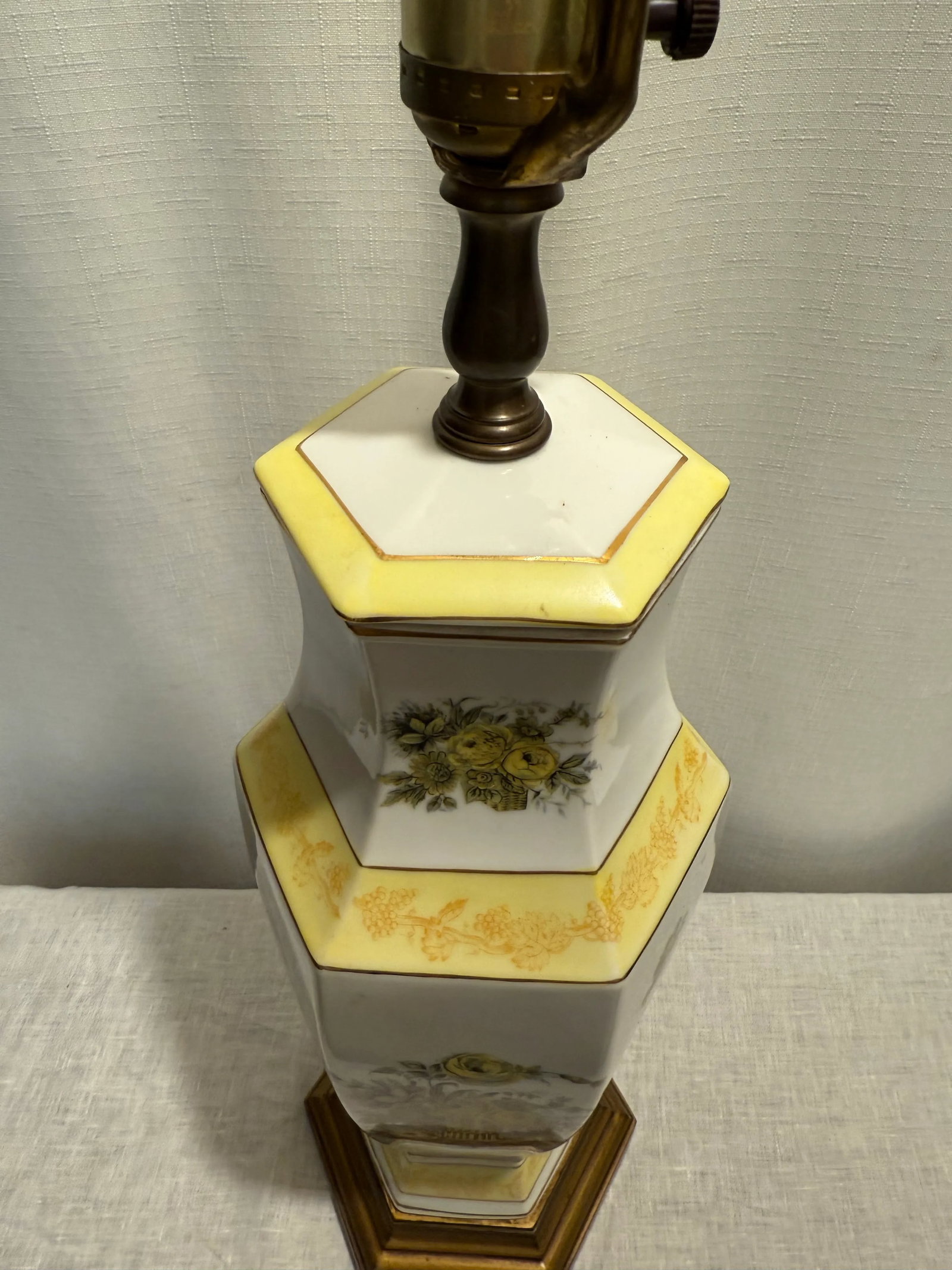 Vintage Chinoiserie Dorothy Draper Style Porcelain Urn Shape Table Lamp With Yellow Roses & Shade - 4
