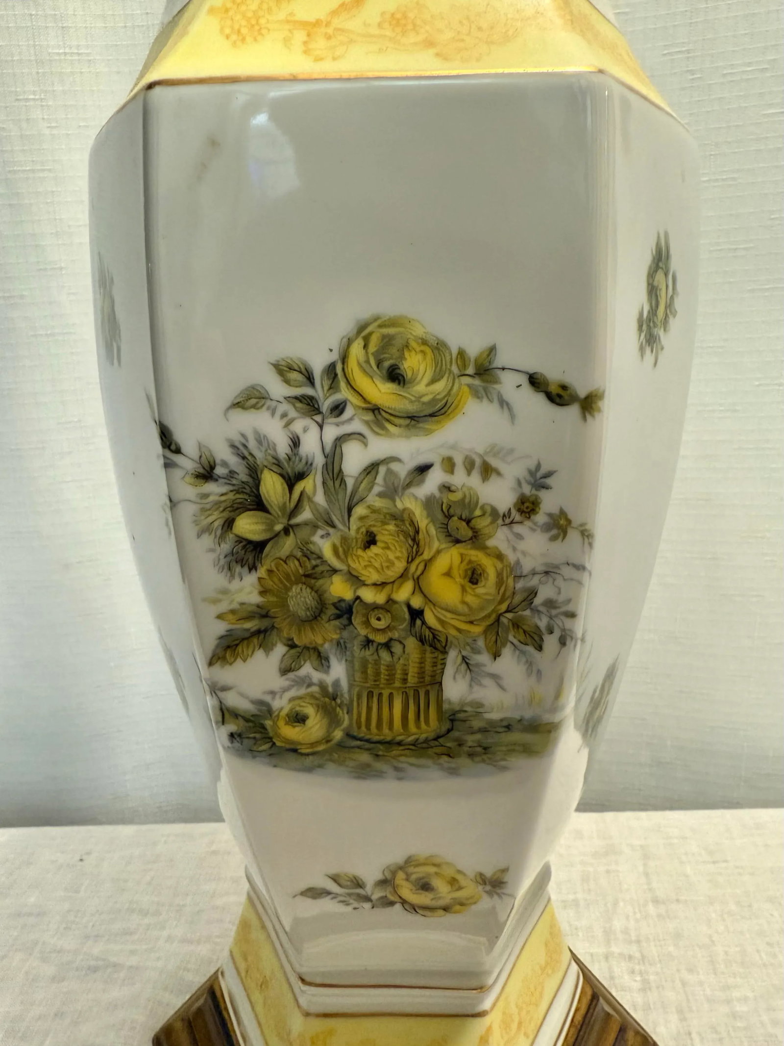 Vintage Chinoiserie Dorothy Draper Style Porcelain Urn Shape Table Lamp With Yellow Roses & Shade - 5