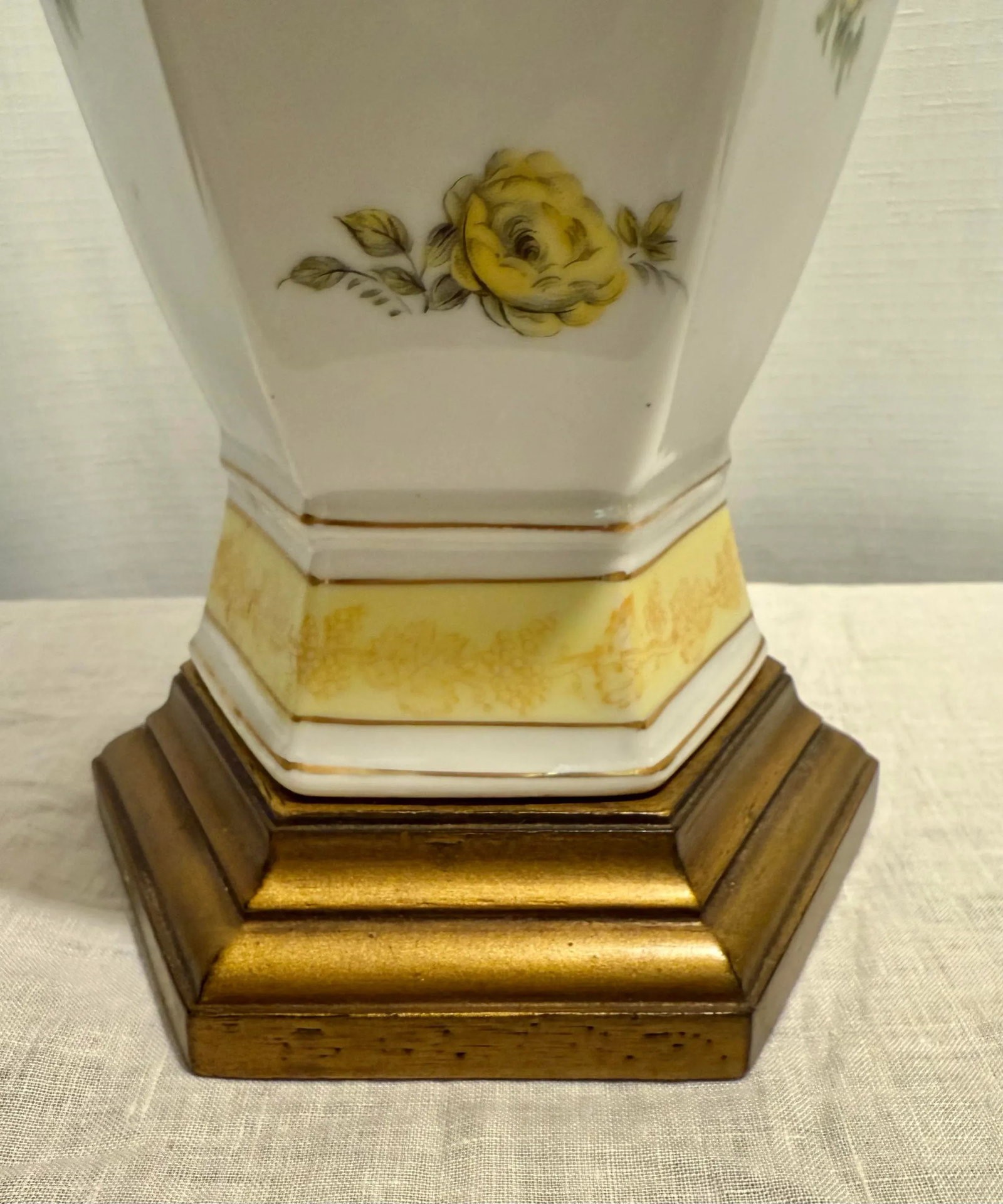 Vintage Chinoiserie Dorothy Draper Style Porcelain Urn Shape Table Lamp With Yellow Roses & Shade - 6
