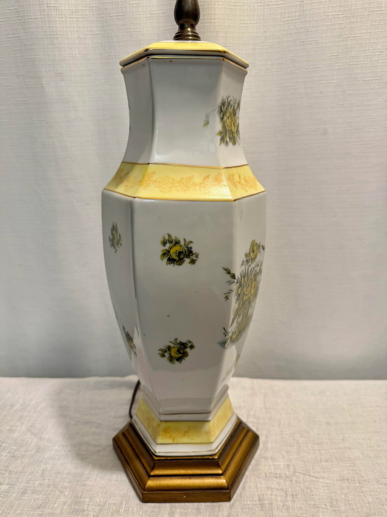 Vintage Chinoiserie Dorothy Draper Style Porcelain Urn Shape Table Lamp With Yellow Roses & Shade - 7