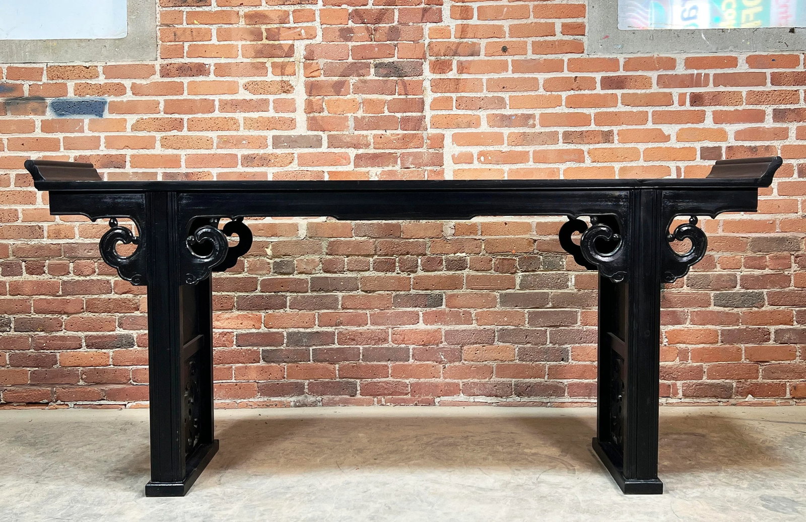 Vintage Black Lacquered Chinese Altar Console Table With Carved Scrollwork - 4