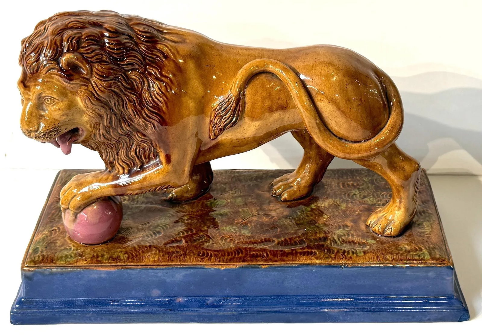 Rare Pair of Ralph Wood Staffordshire Medici Lions in Pink and Blue Bases - 10