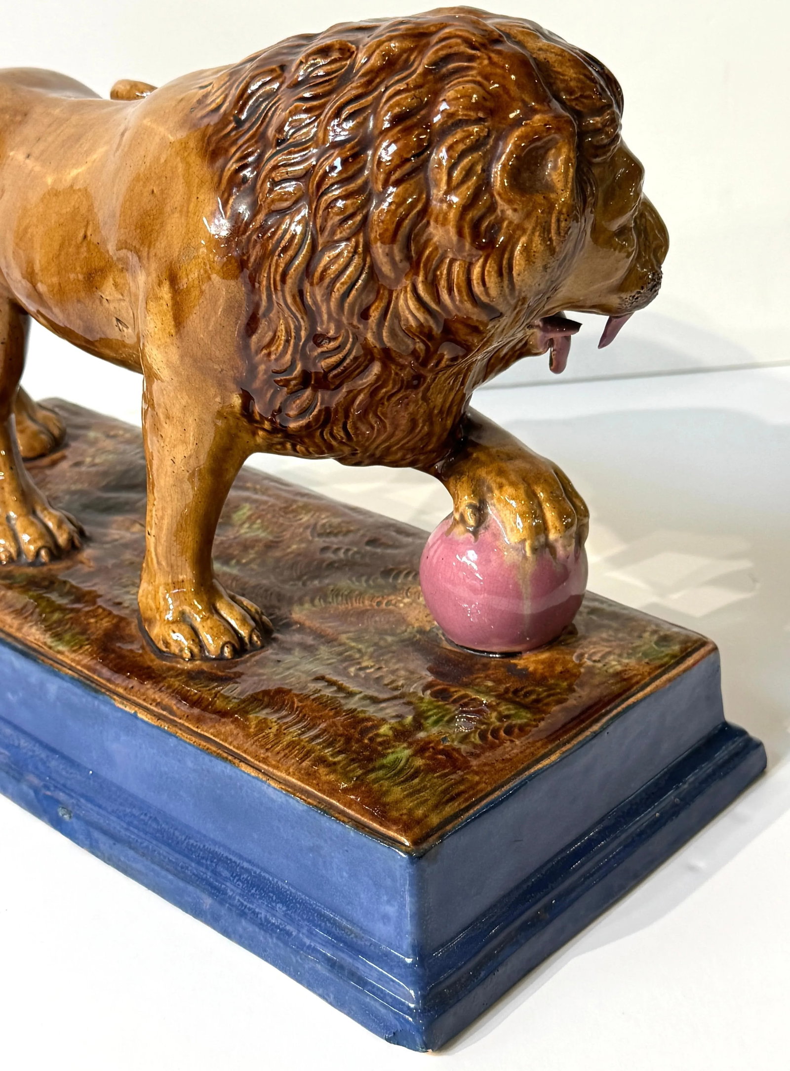 Rare Pair of Ralph Wood Staffordshire Medici Lions in Pink and Blue Bases - 12
