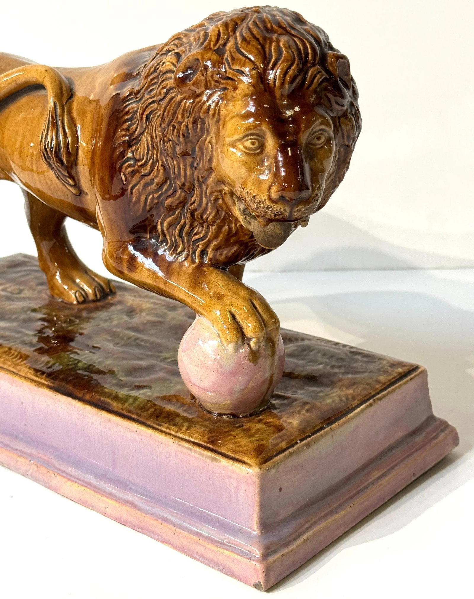Rare Pair of Ralph Wood Staffordshire Medici Lions in Pink and Blue Bases - 2