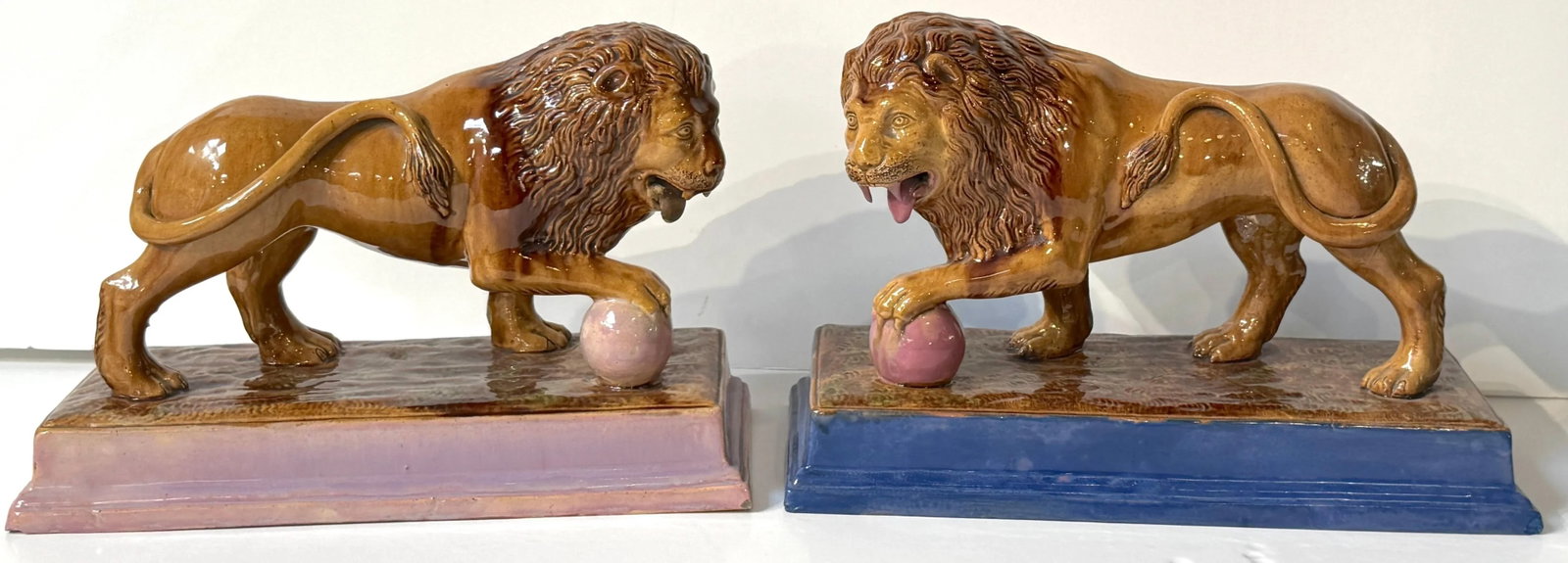 Rare Pair of Ralph Wood Staffordshire Medici Lions in Pink and Blue Bases - 5