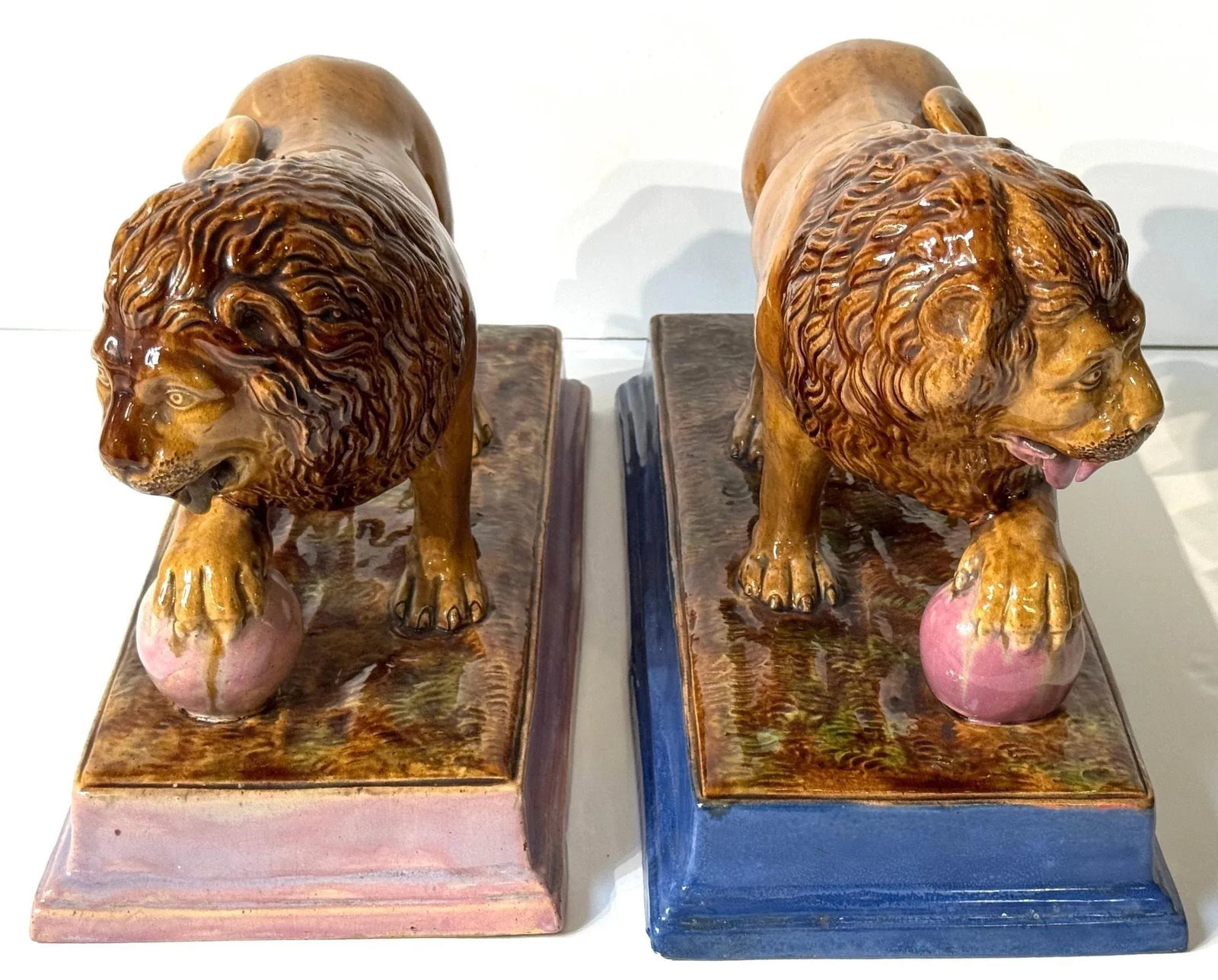 Rare Pair of Ralph Wood Staffordshire Medici Lions in Pink and Blue Bases - 6