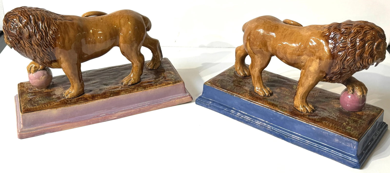 Rare Pair of Ralph Wood Staffordshire Medici Lions in Pink and Blue Bases - 7