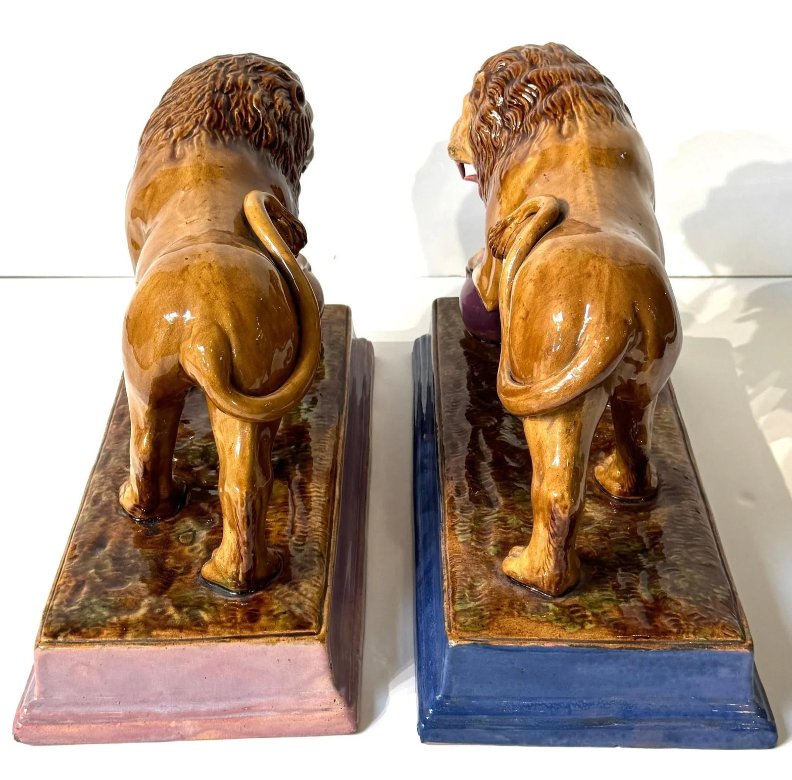 Rare Pair of Ralph Wood Staffordshire Medici Lions in Pink and Blue Bases - 8
