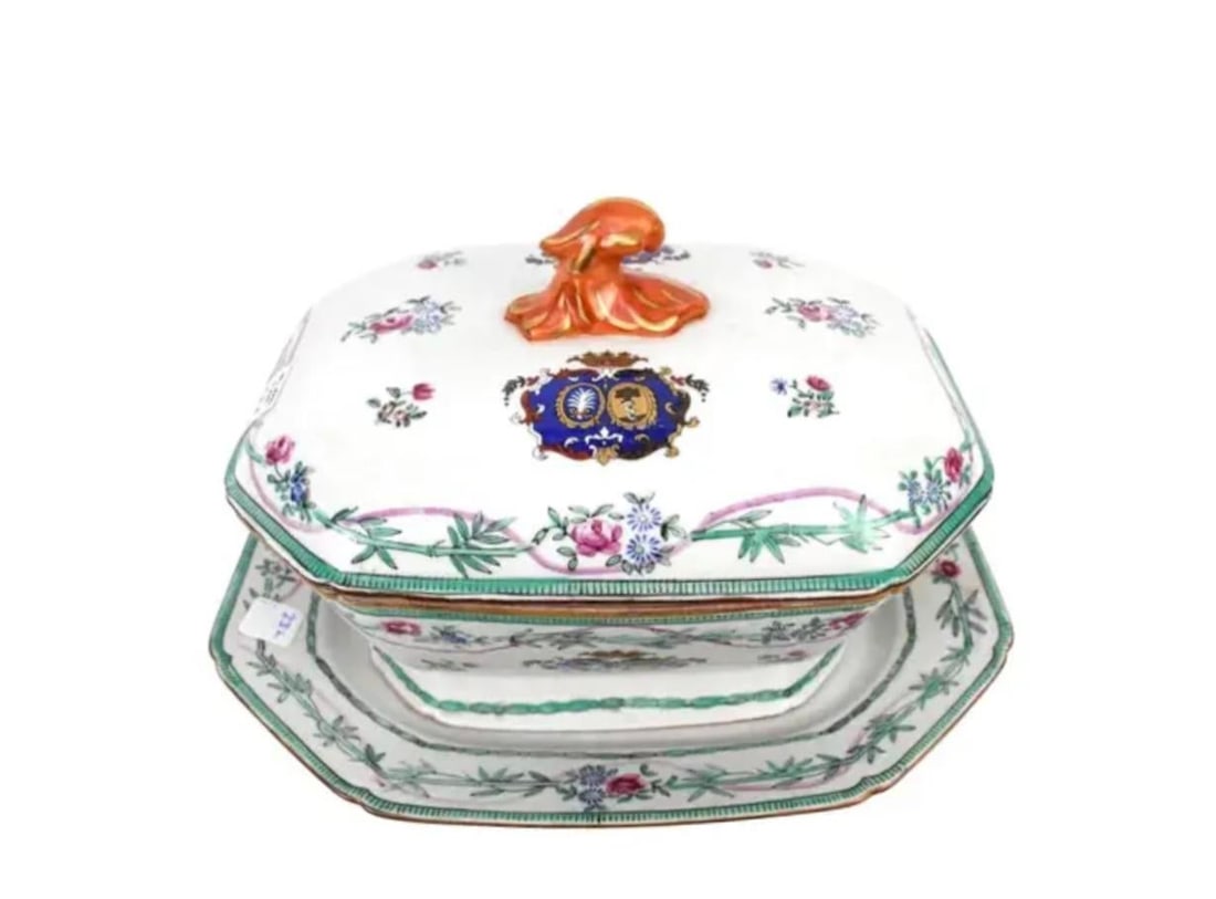 Early 20th Century Chinese Export Soup Tureen With Cover and Underplate - 2