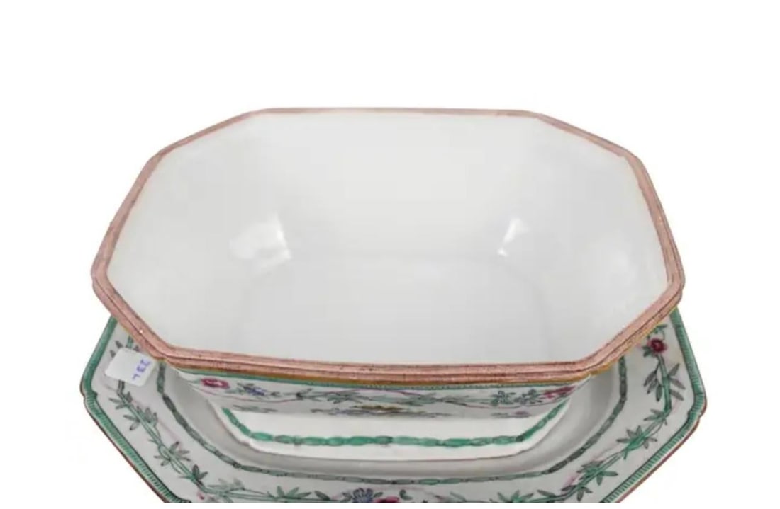 Early 20th Century Chinese Export Soup Tureen With Cover and Underplate - 4