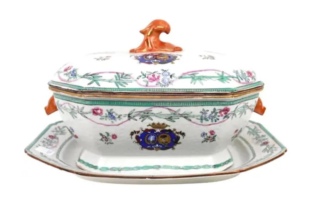 Early 20th Century Chinese Export Soup Tureen With Cover and Underplate - 9