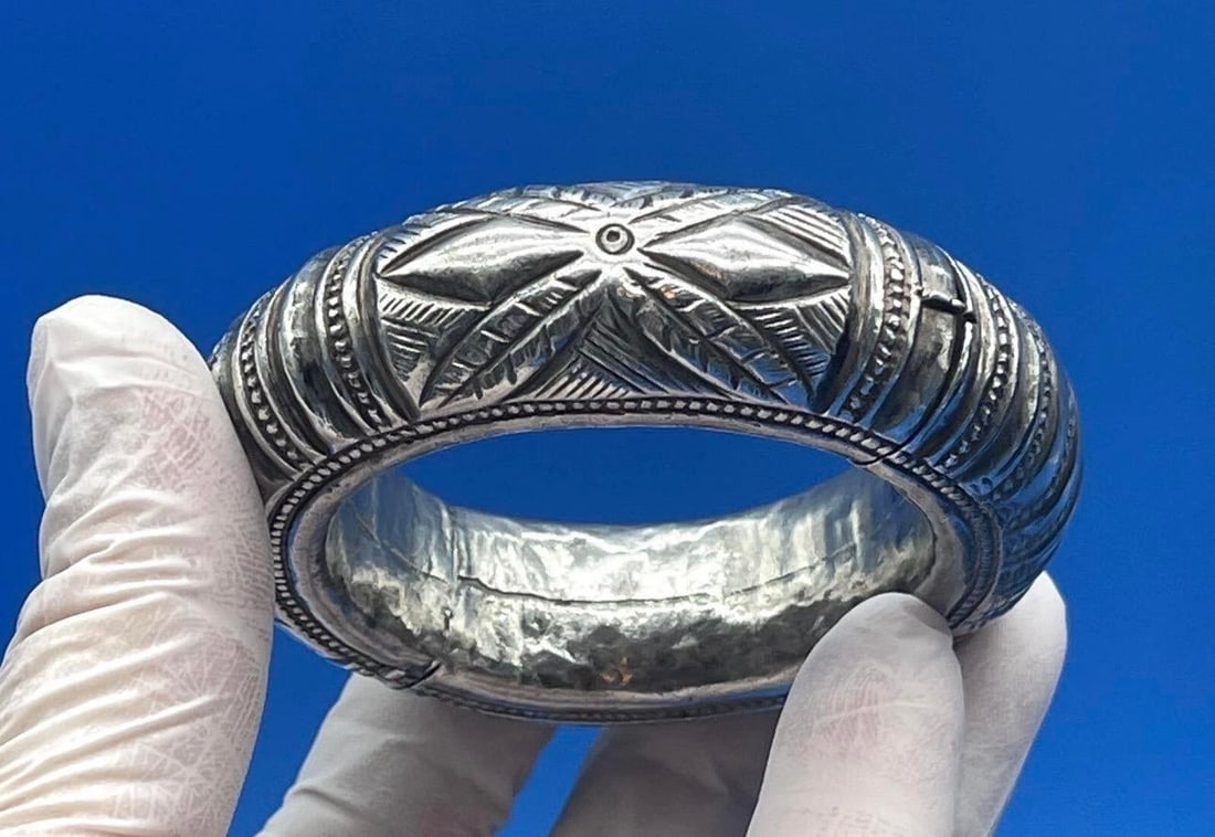 Antique Indian Rajasthan Sterling Silver Hinged Bangle Bracelet - 2