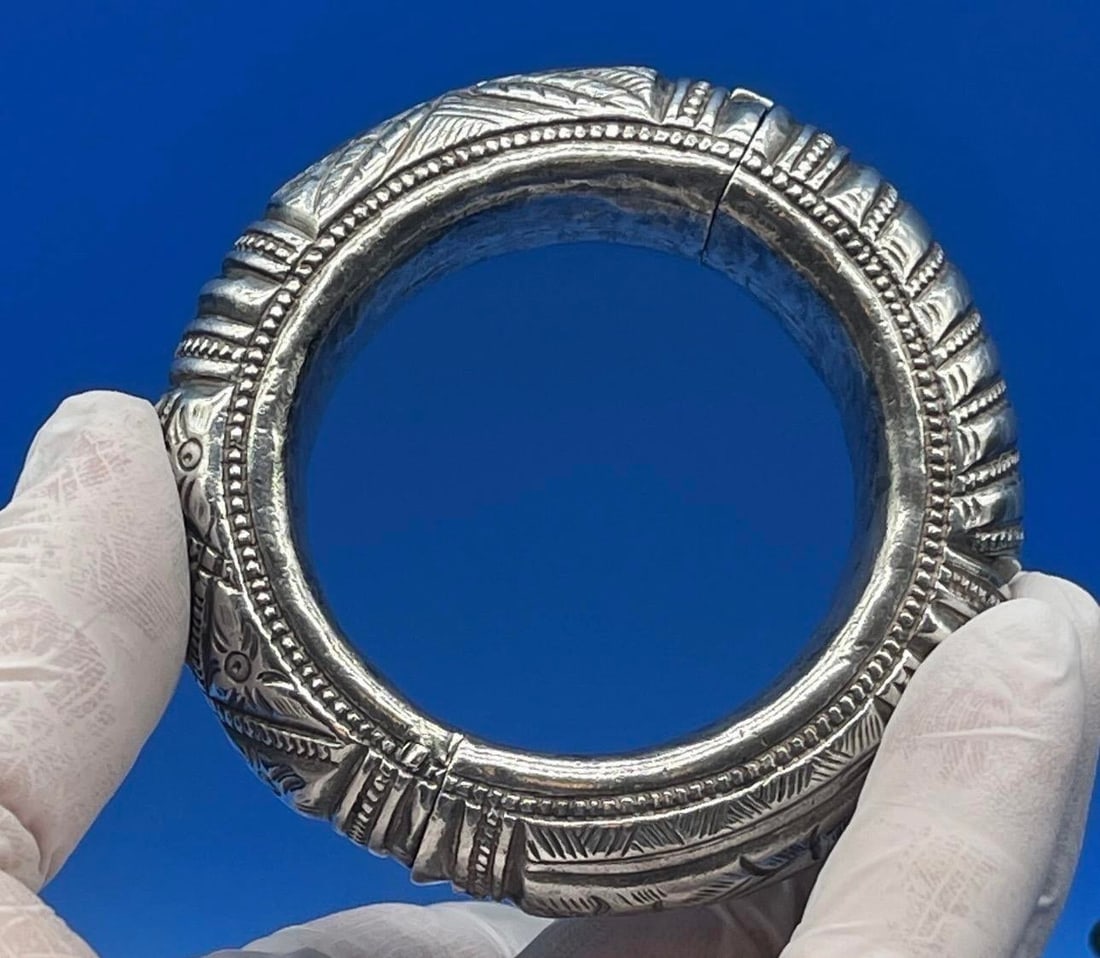 Antique Indian Rajasthan Sterling Silver Hinged Bangle Bracelet - 4