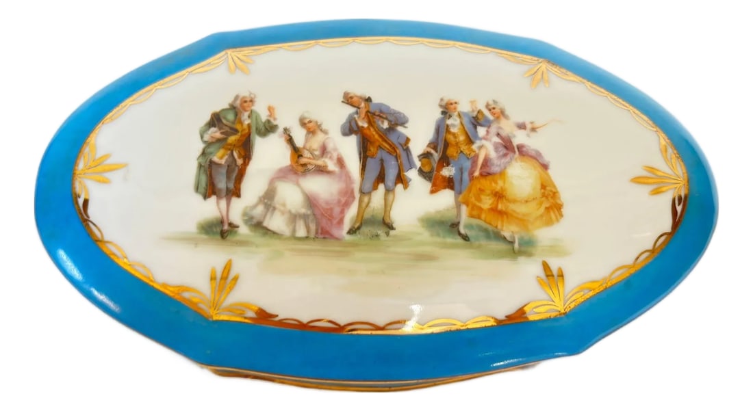 Limoges Porcelain Romantic Scene Box, Sevres Style, William Guerin & Co., France: Limoges Porcelain Romantic Scene Box, Sevres Style, William Guerin & Co., France An elegant and highly decorative Limoges porcelain lidded box, crafted by William Guerin & Co. and executed in the refi