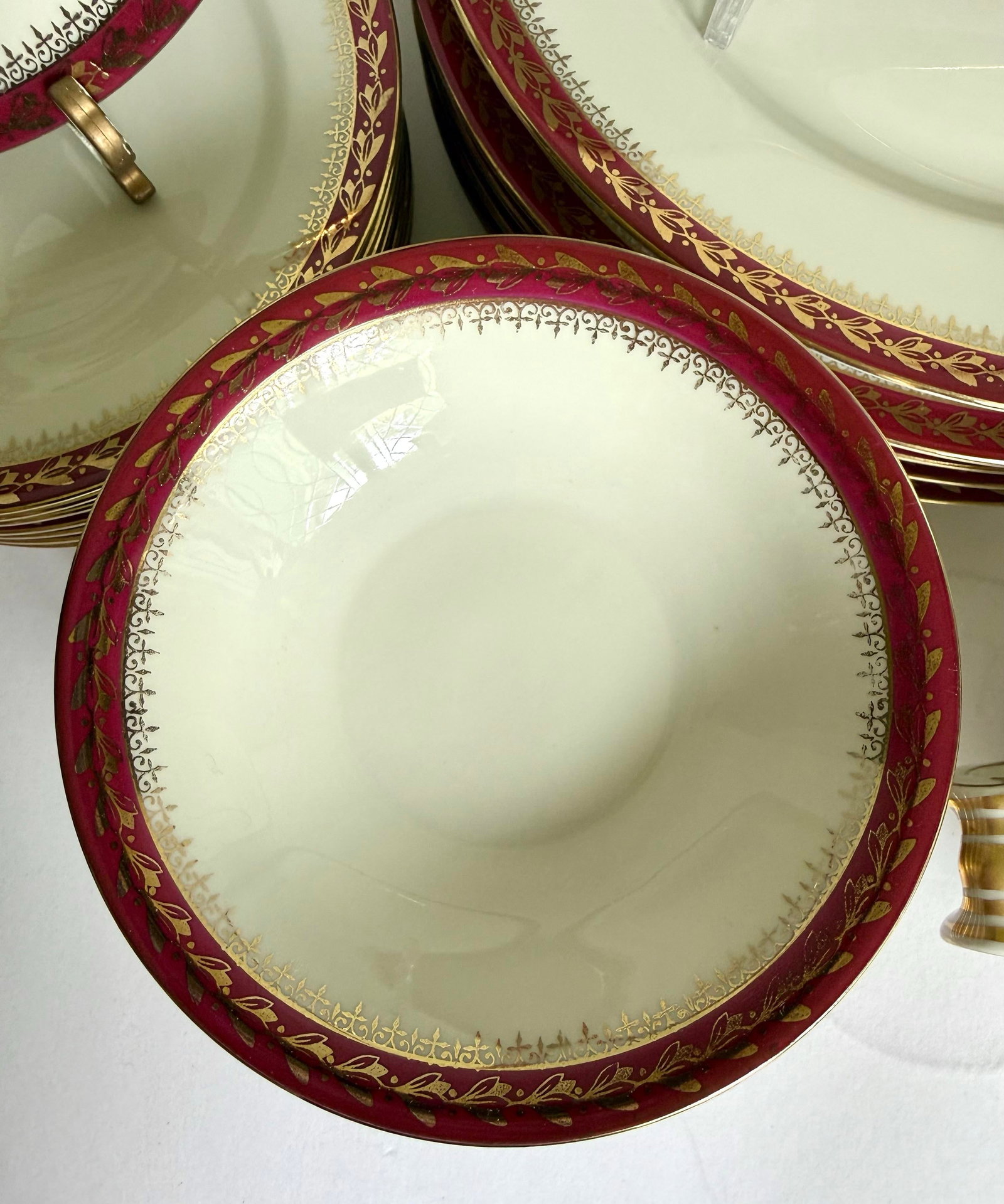 1920s Moritz Zdekauer Raspberry and Gold Porcelain Czechoslovakia Dinnerware Set of 28 Pieces - 3