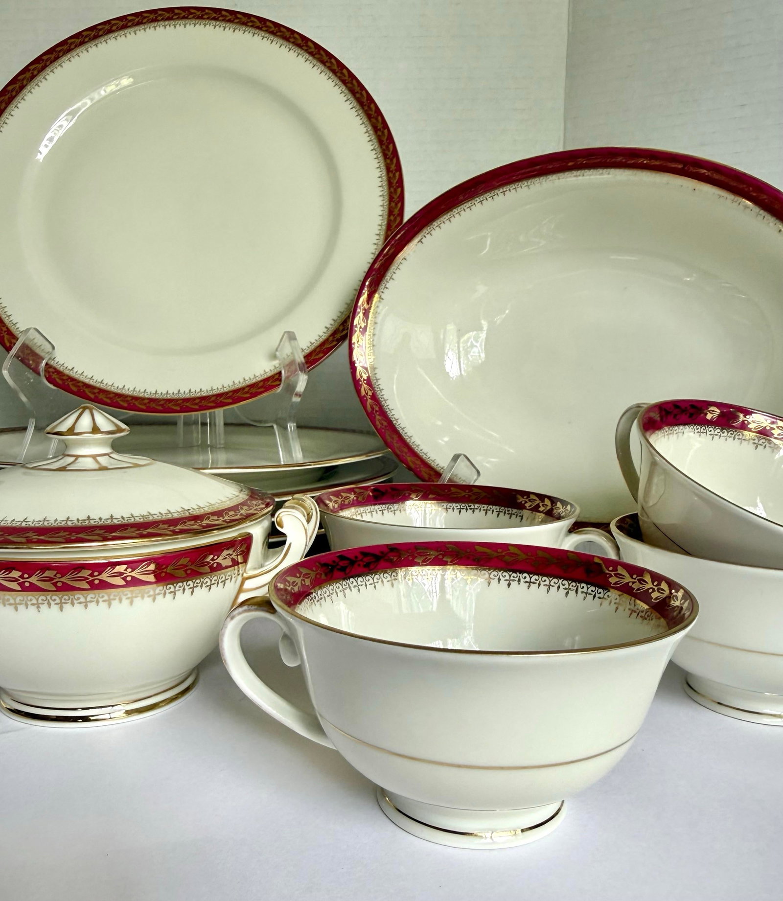 1920s Moritz Zdekauer Raspberry and Gold Porcelain Czechoslovakia Dinnerware Set of 28 Pieces - 4