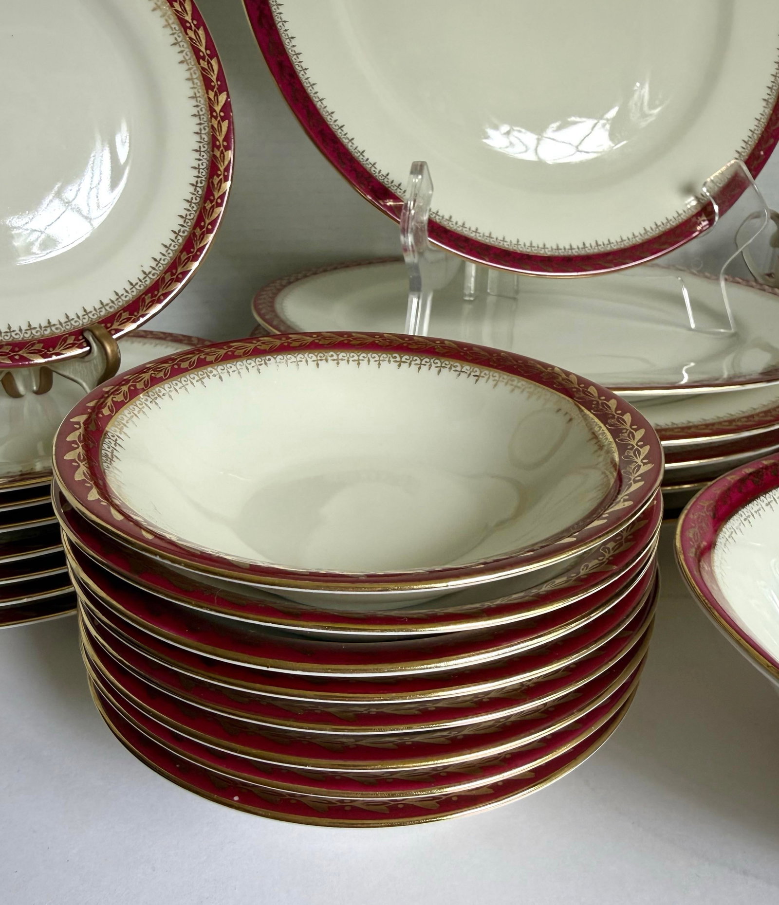 1920s Moritz Zdekauer Raspberry and Gold Porcelain Czechoslovakia Dinnerware Set of 28 Pieces - 6