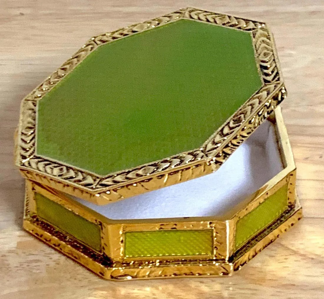 Late 20th Century Neoclassical Octagonal Green Guilloche & Ormolu Box, After Faberge - 4