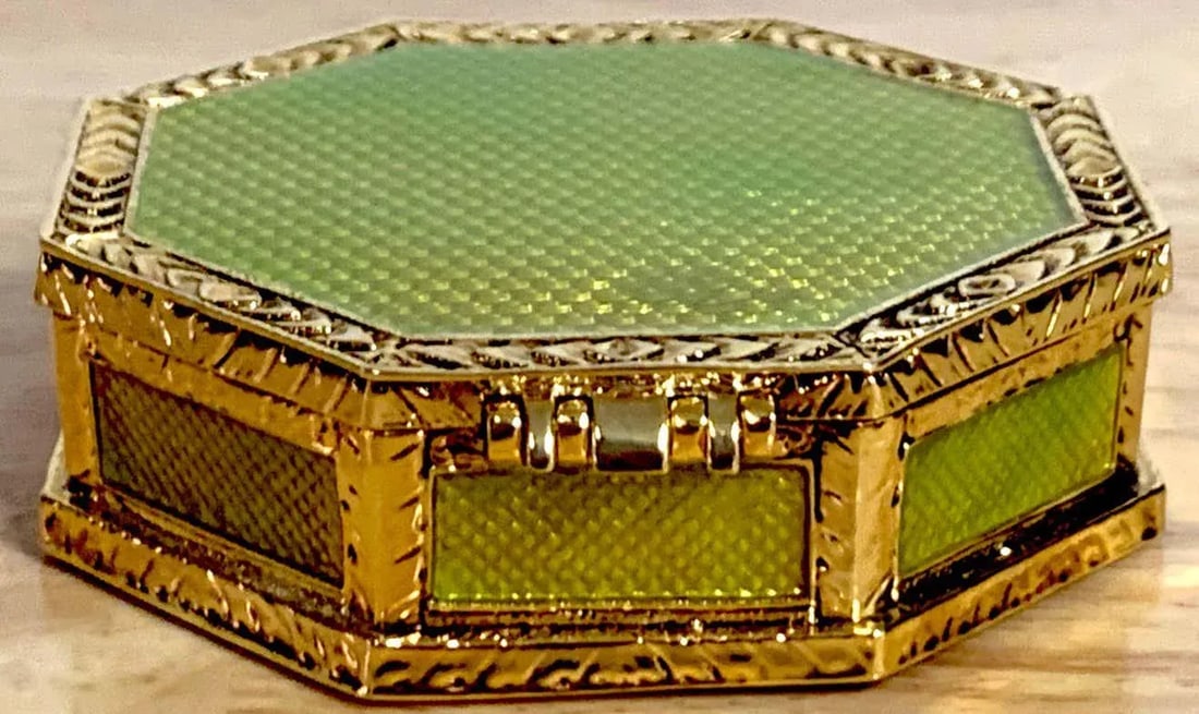 Late 20th Century Neoclassical Octagonal Green Guilloche & Ormolu Box, After Faberge - 5