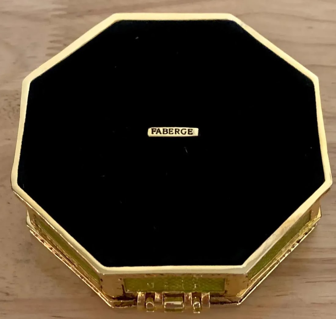 Late 20th Century Neoclassical Octagonal Green Guilloche & Ormolu Box, After Faberge - 7