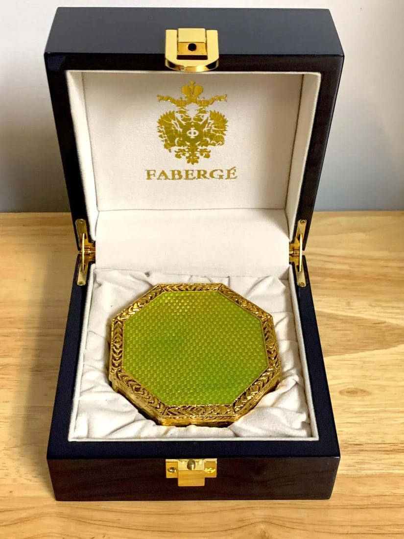 Late 20th Century Neoclassical Octagonal Green Guilloche & Ormolu Box, After Faberge - 9