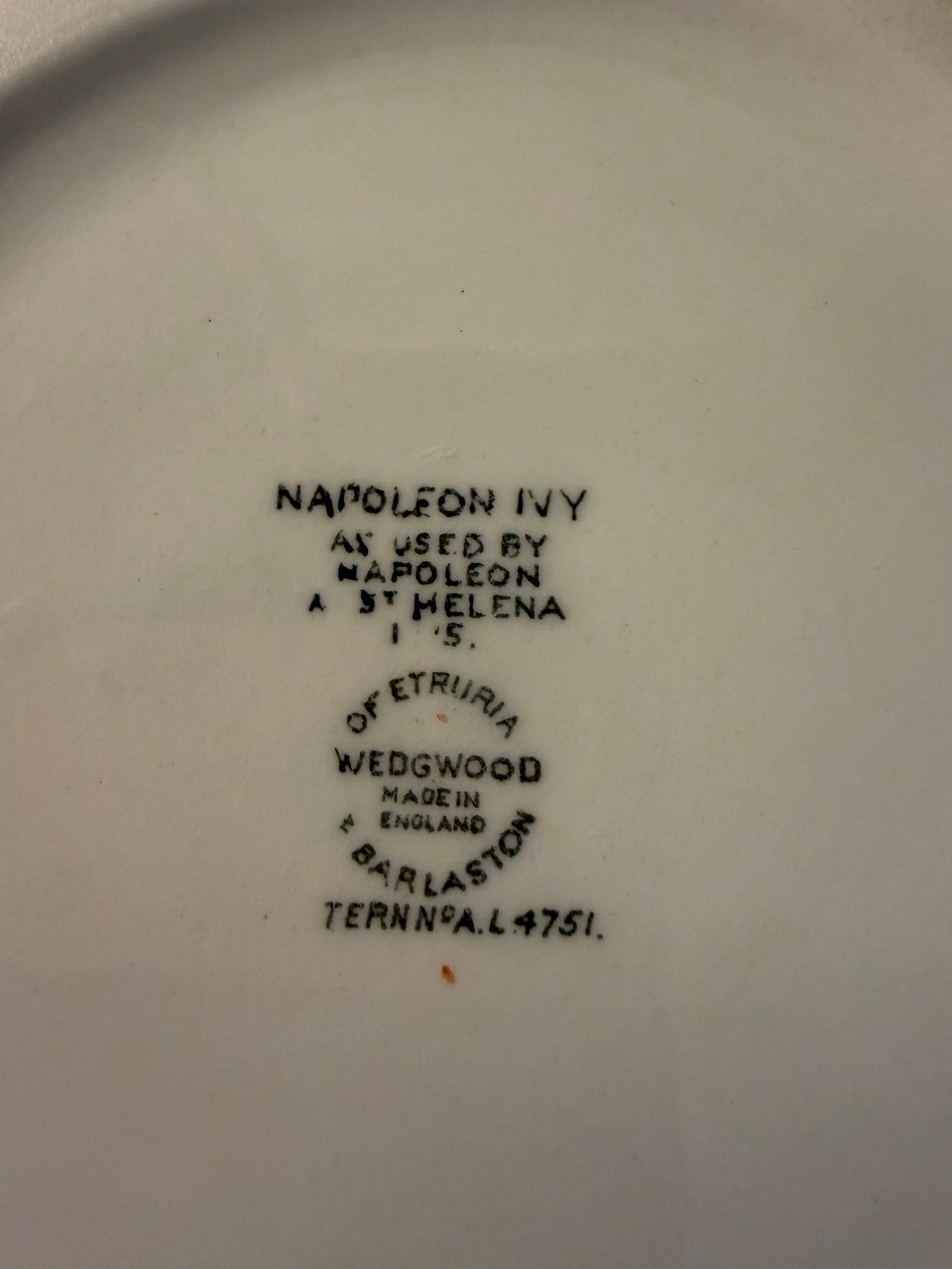 1950s Wedgwood Napoleon Ivy Queensware Covered Serving Bowl 9.5" - 11