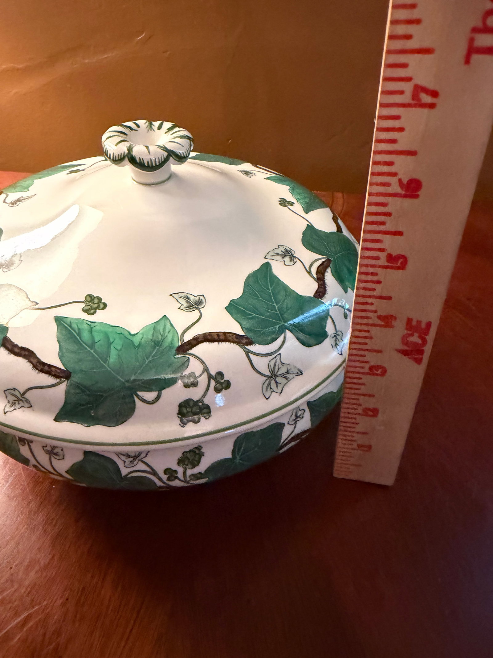 1950s Wedgwood Napoleon Ivy Queensware Covered Serving Bowl 9.5" - 13