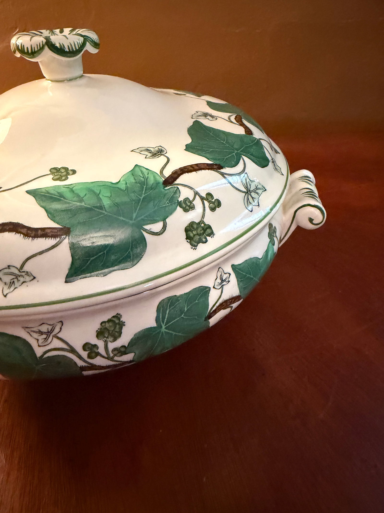 1950s Wedgwood Napoleon Ivy Queensware Covered Serving Bowl 9.5" - 2