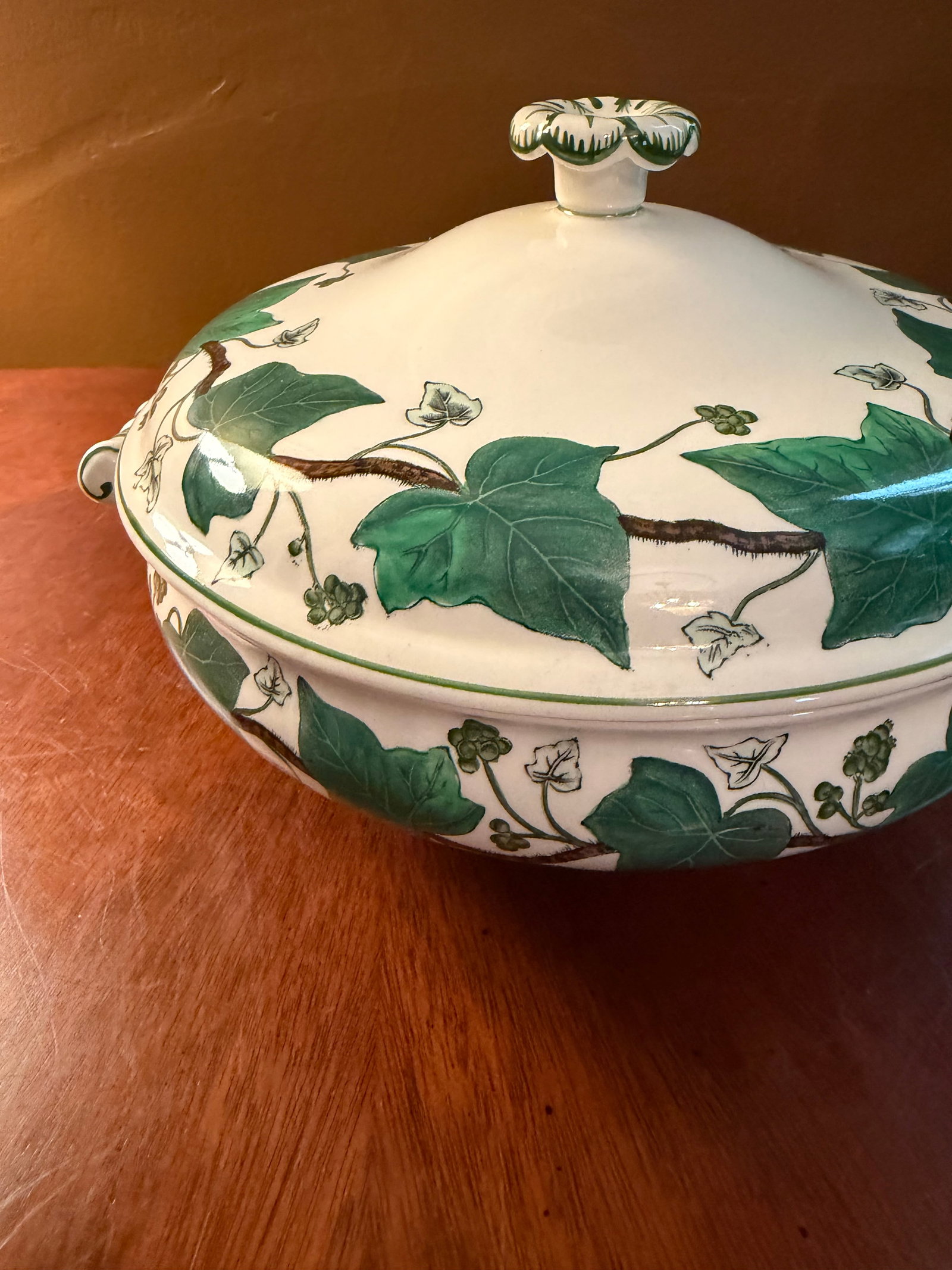 1950s Wedgwood Napoleon Ivy Queensware Covered Serving Bowl 9.5" - 3