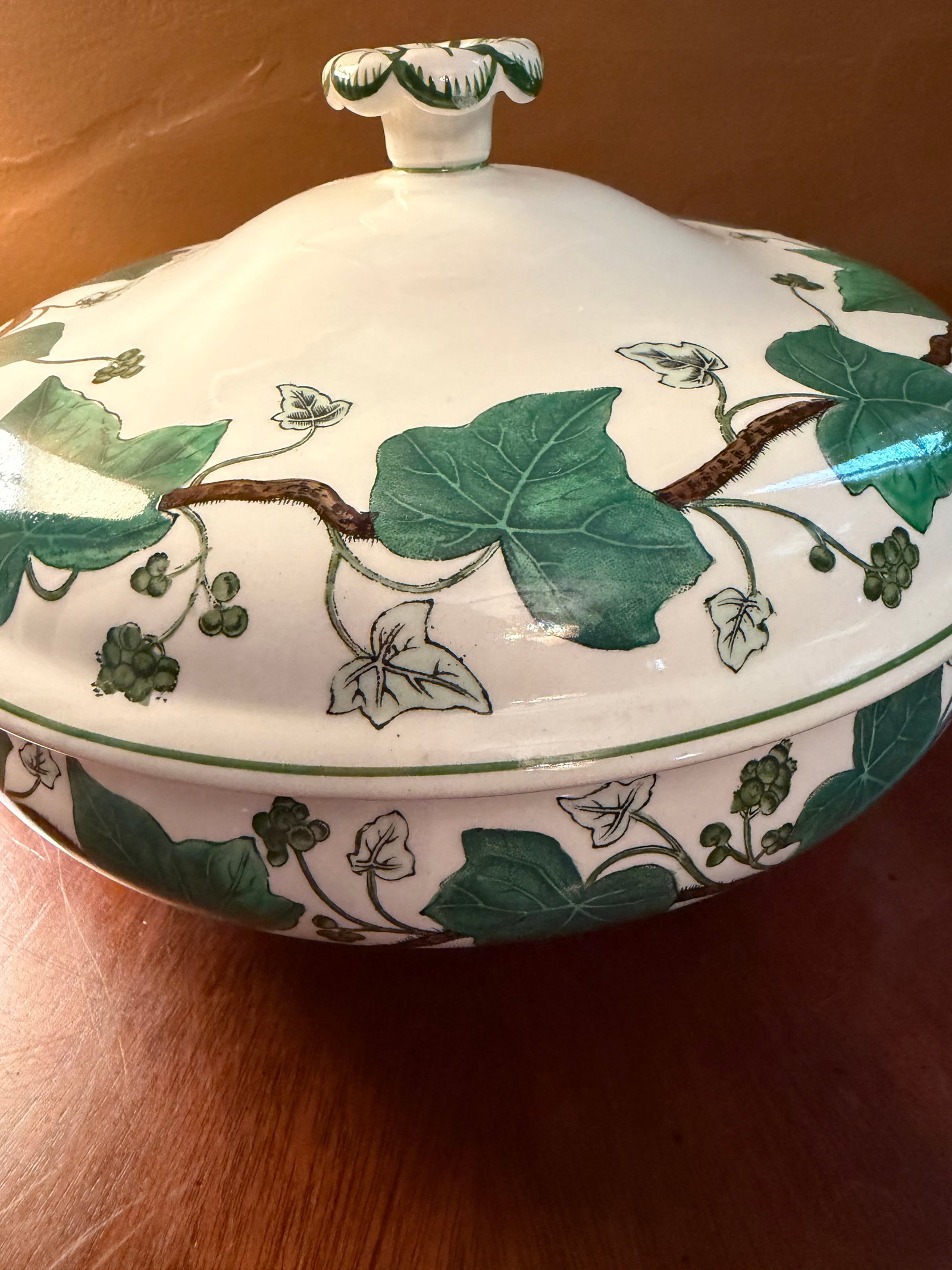 1950s Wedgwood Napoleon Ivy Queensware Covered Serving Bowl 9.5" - 4