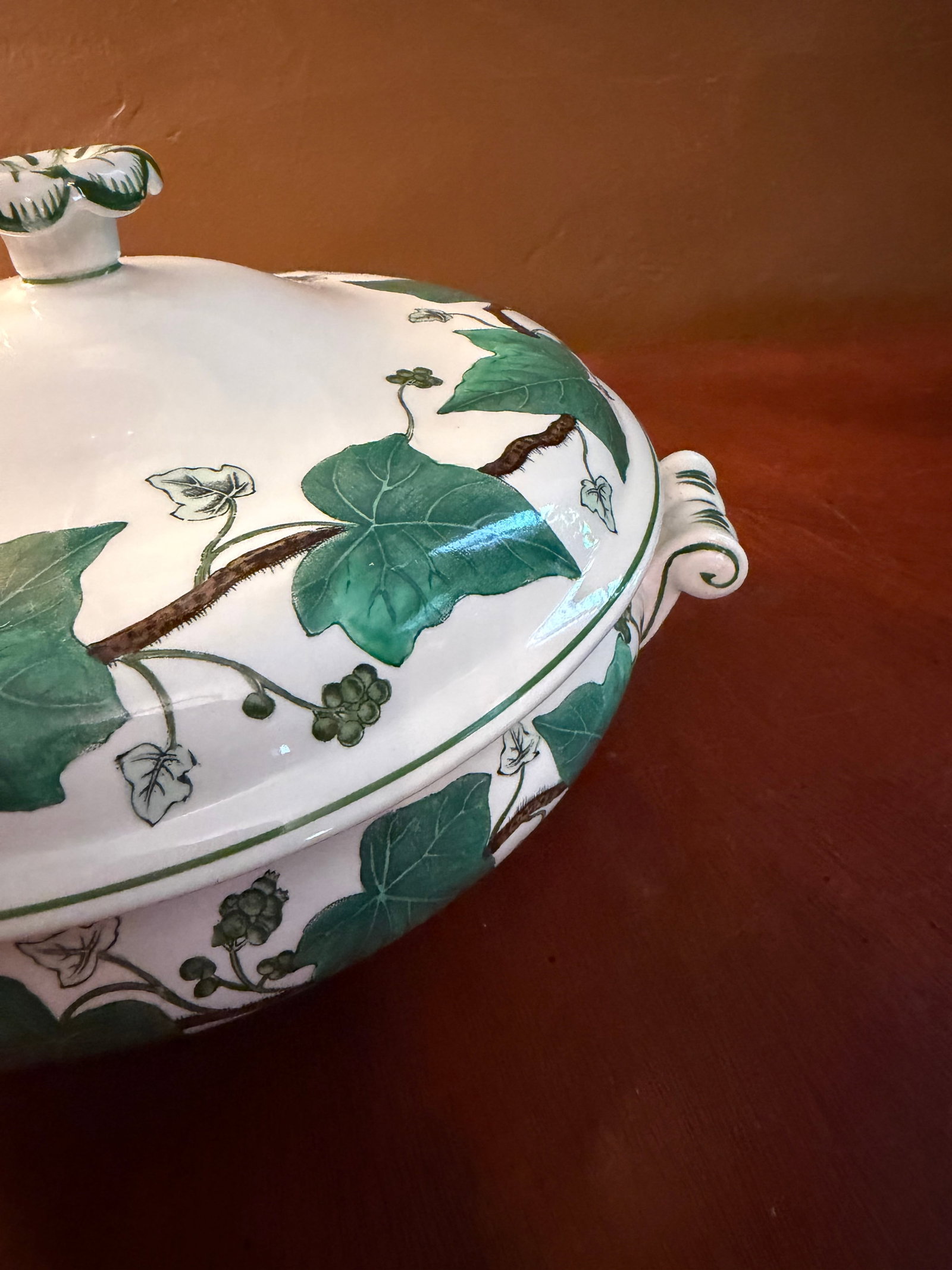 1950s Wedgwood Napoleon Ivy Queensware Covered Serving Bowl 9.5" - 5