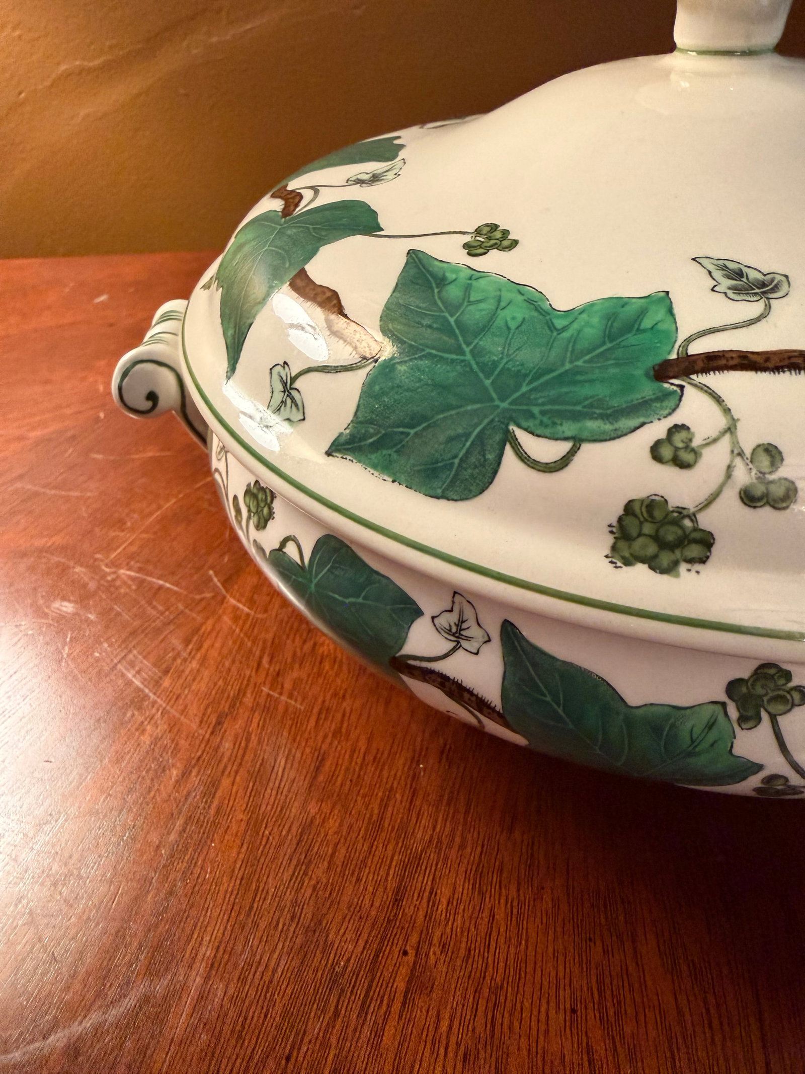 1950s Wedgwood Napoleon Ivy Queensware Covered Serving Bowl 9.5" - 6