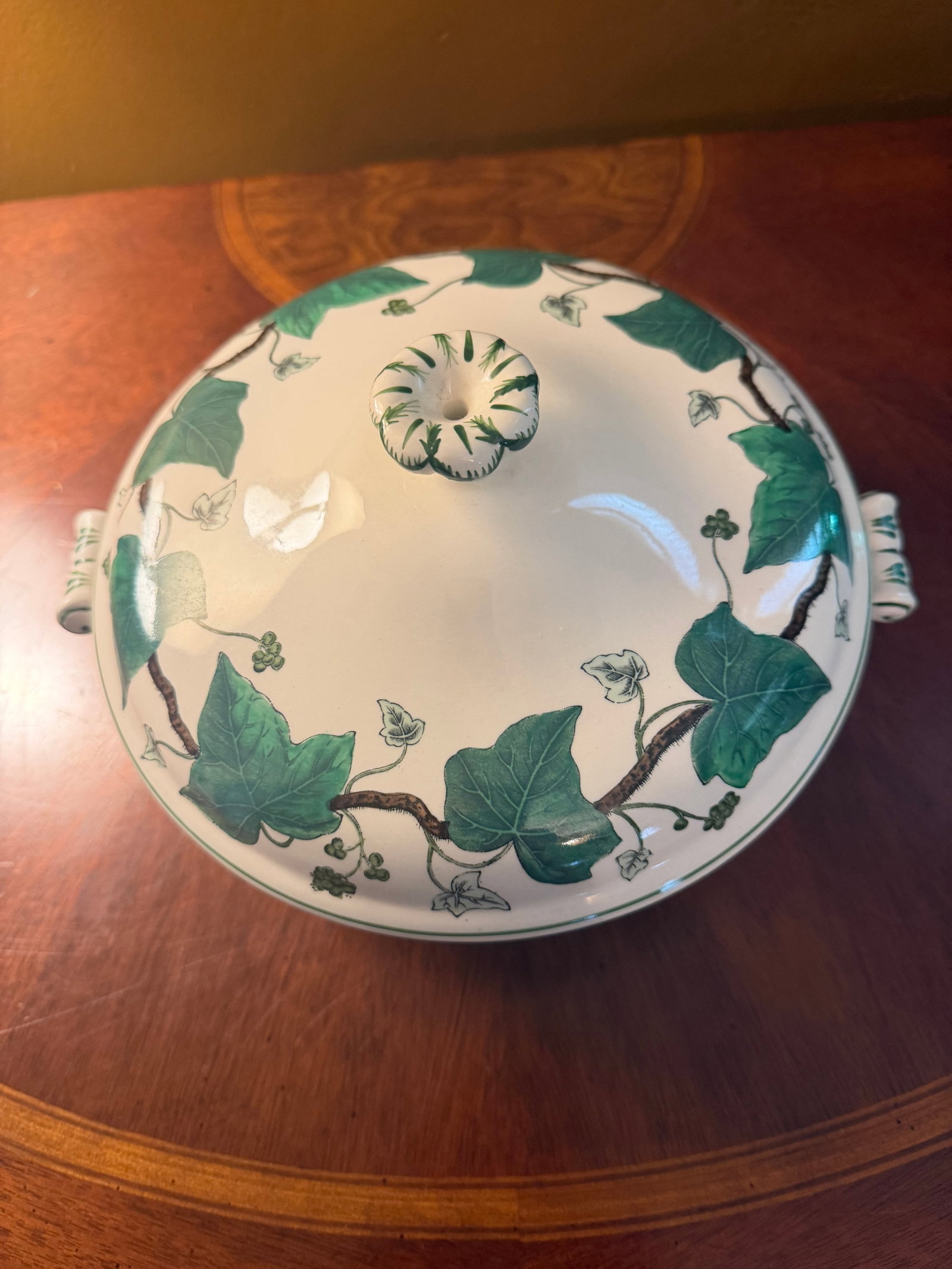 1950s Wedgwood Napoleon Ivy Queensware Covered Serving Bowl 9.5" - 7