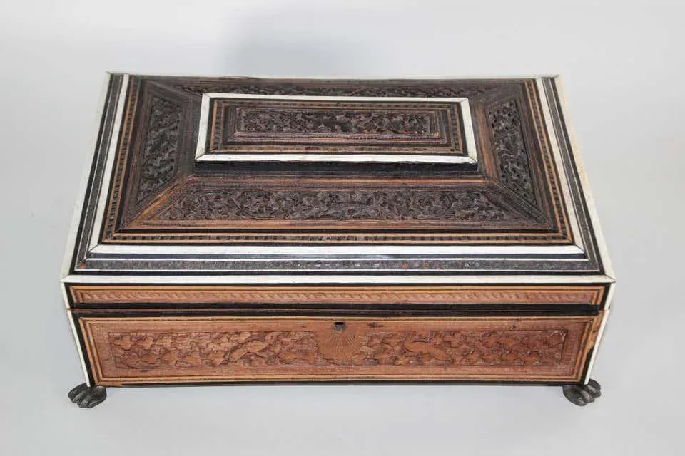 Anglo-Indian large Footed Box with Lidded Compartments, 19th Century - 10