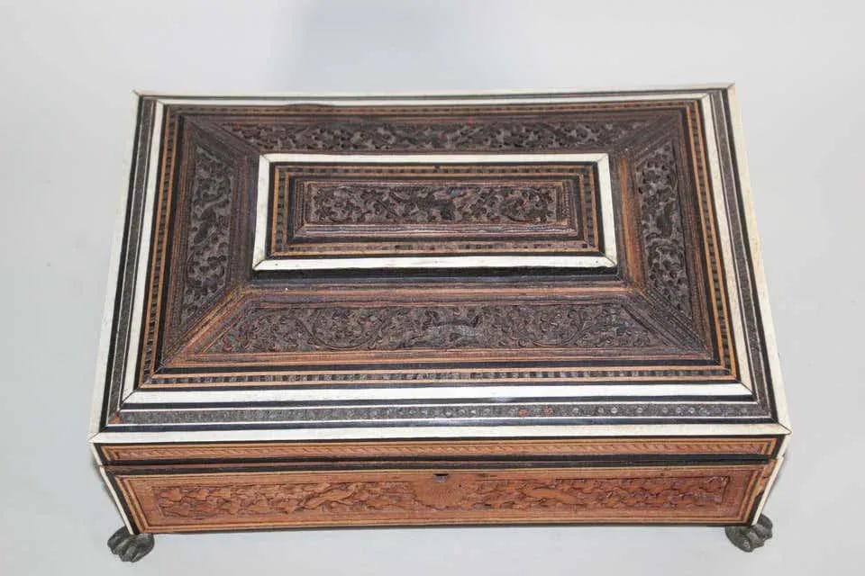 Anglo-Indian large Footed Box with Lidded Compartments, 19th Century - 2