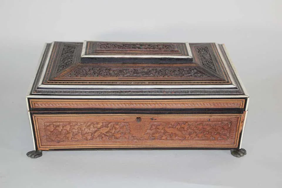 Anglo-Indian large Footed Box with Lidded Compartments, 19th Century - 4